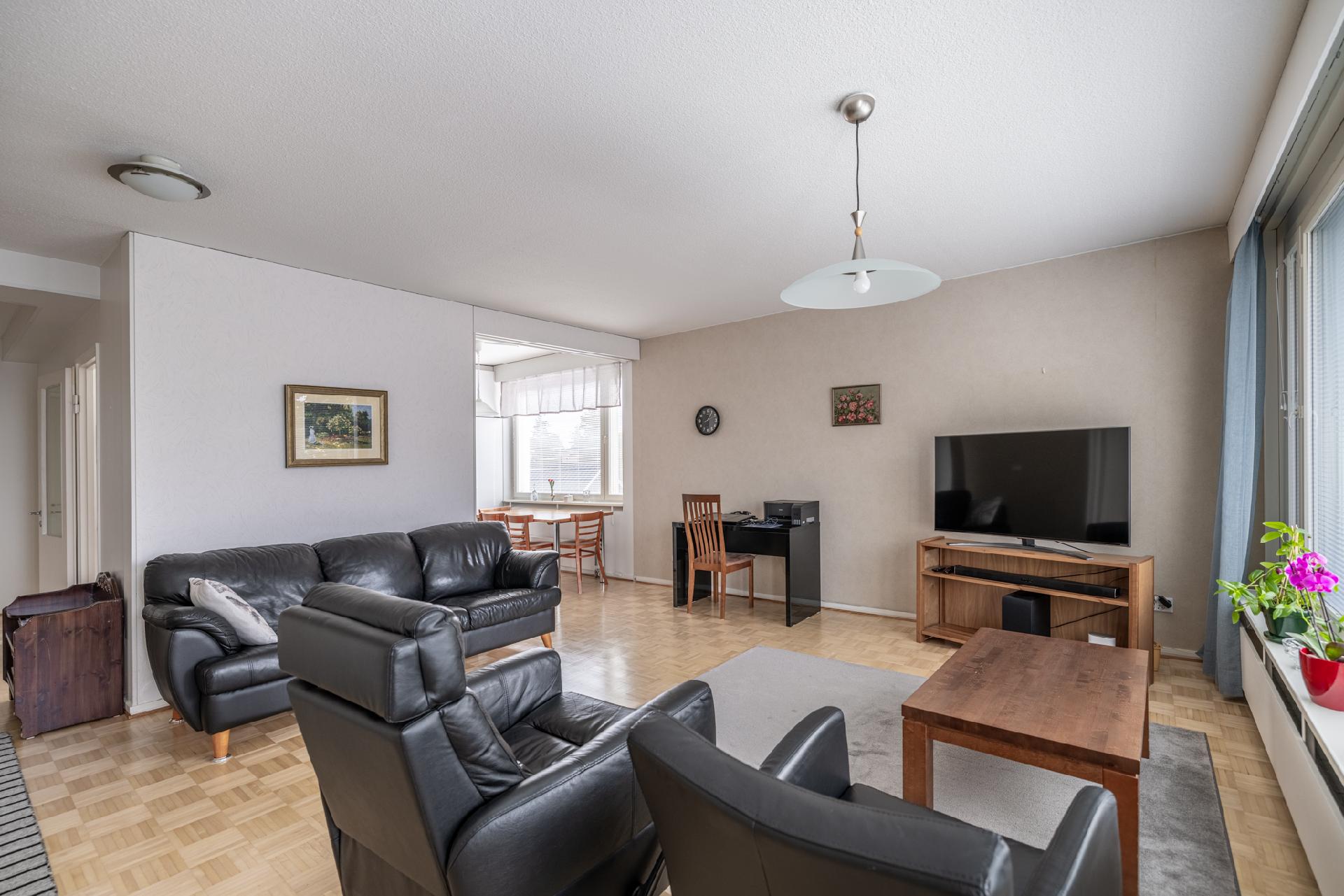 Olohuone on avara ja valoisa