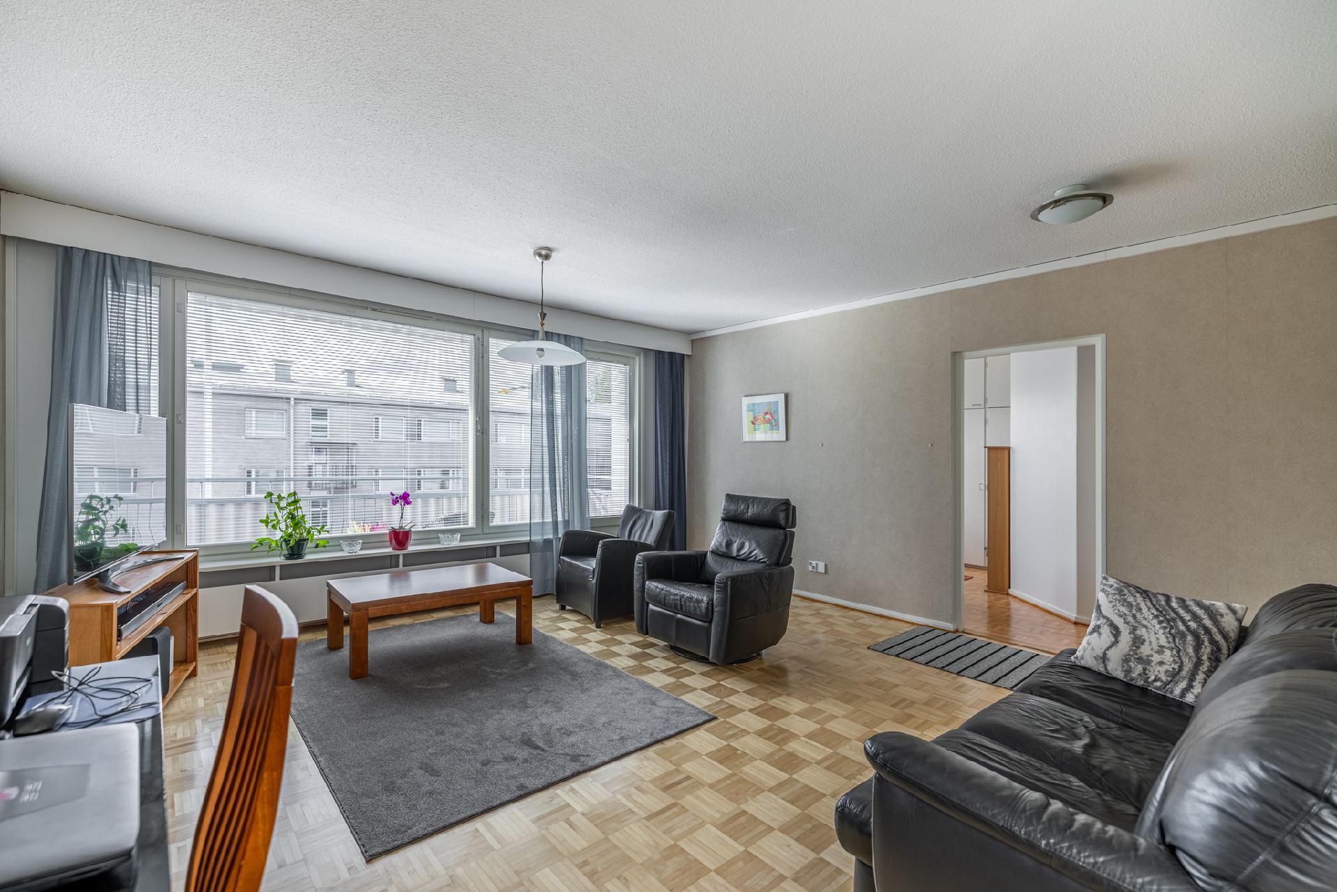 Olohuoneesta käynti parvekkeelle