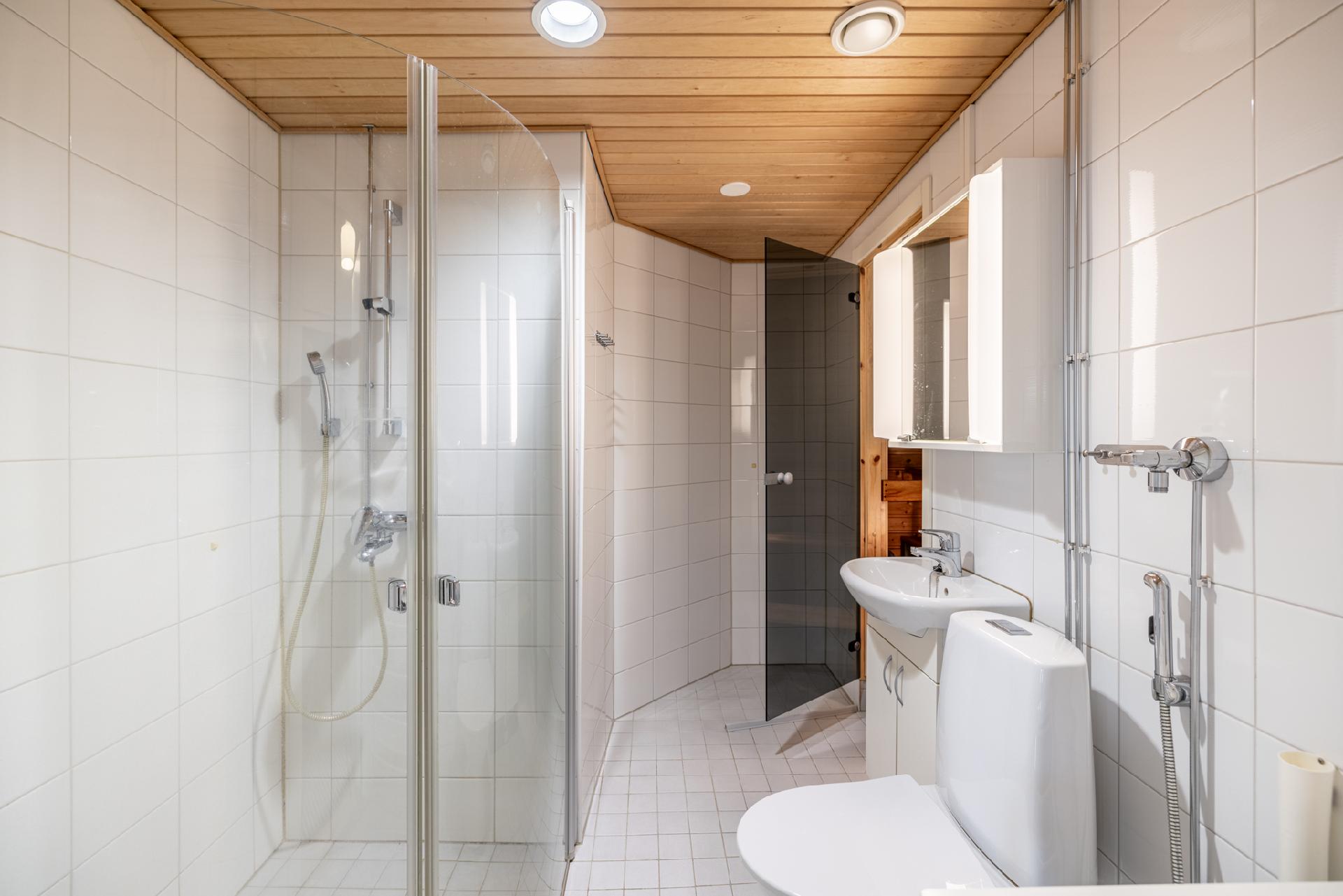 Kylpyhuone remontoitu kokonaisuudessaan 2013