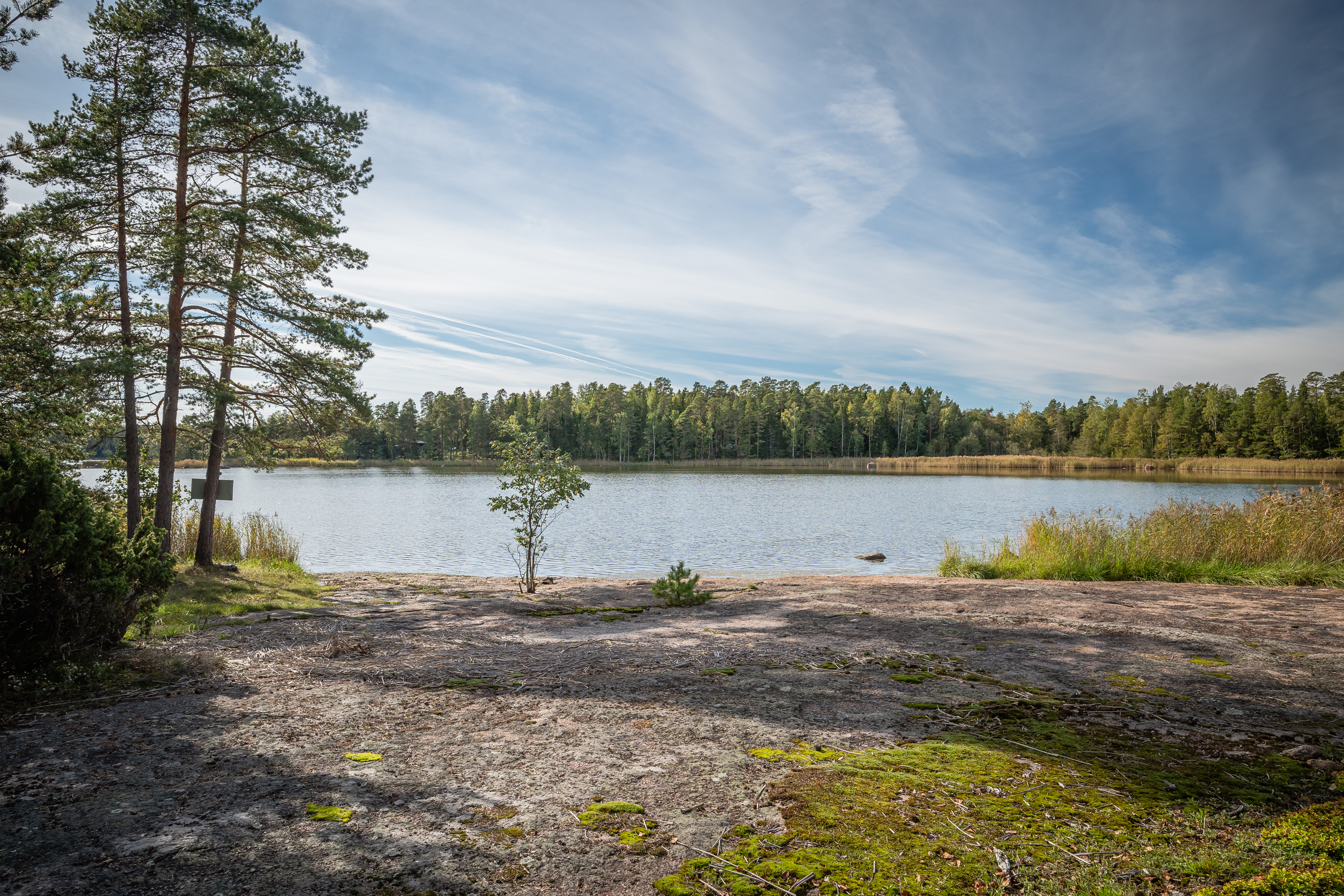 Kallioista rantaa