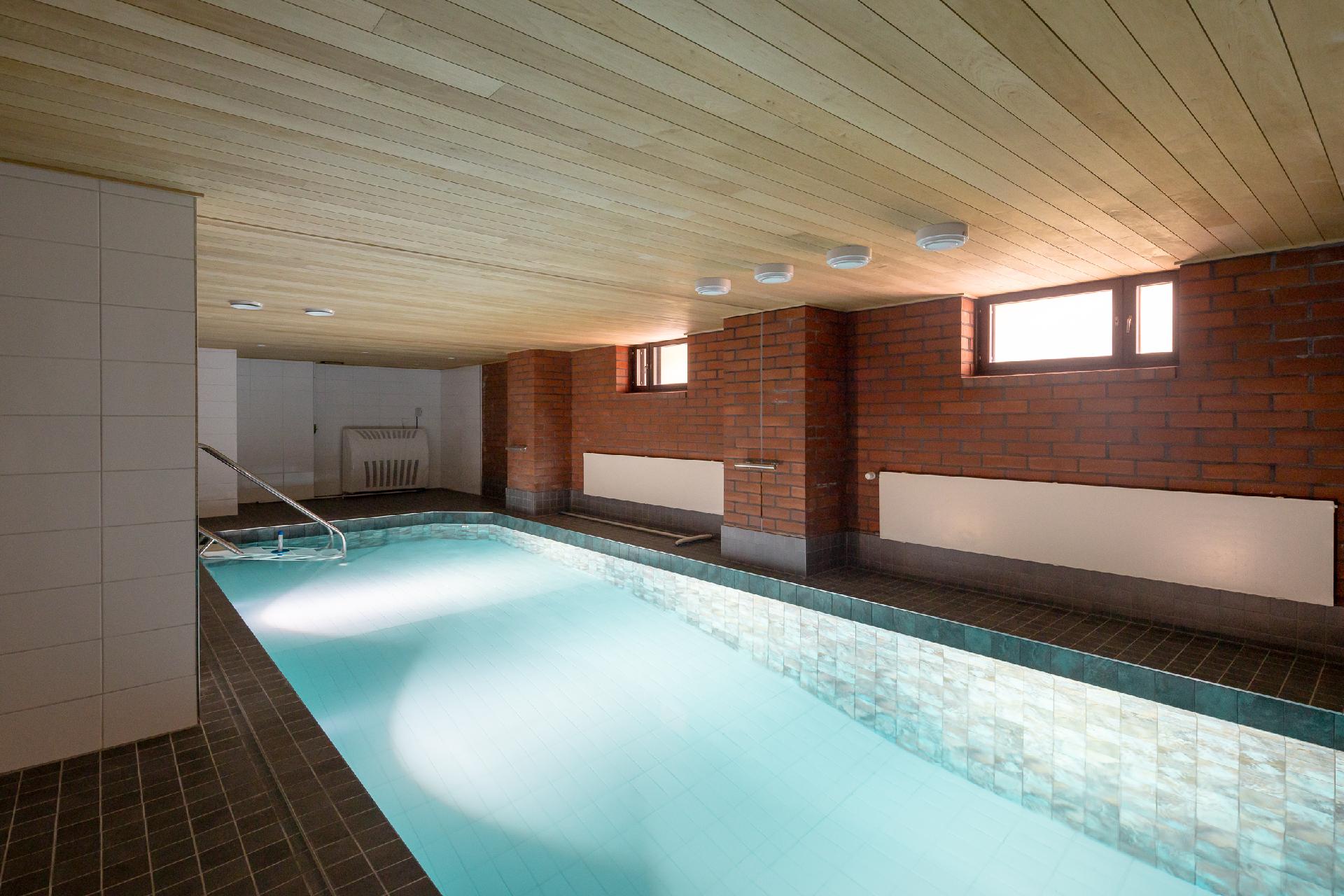 Yhtiön uima-allasosastoa