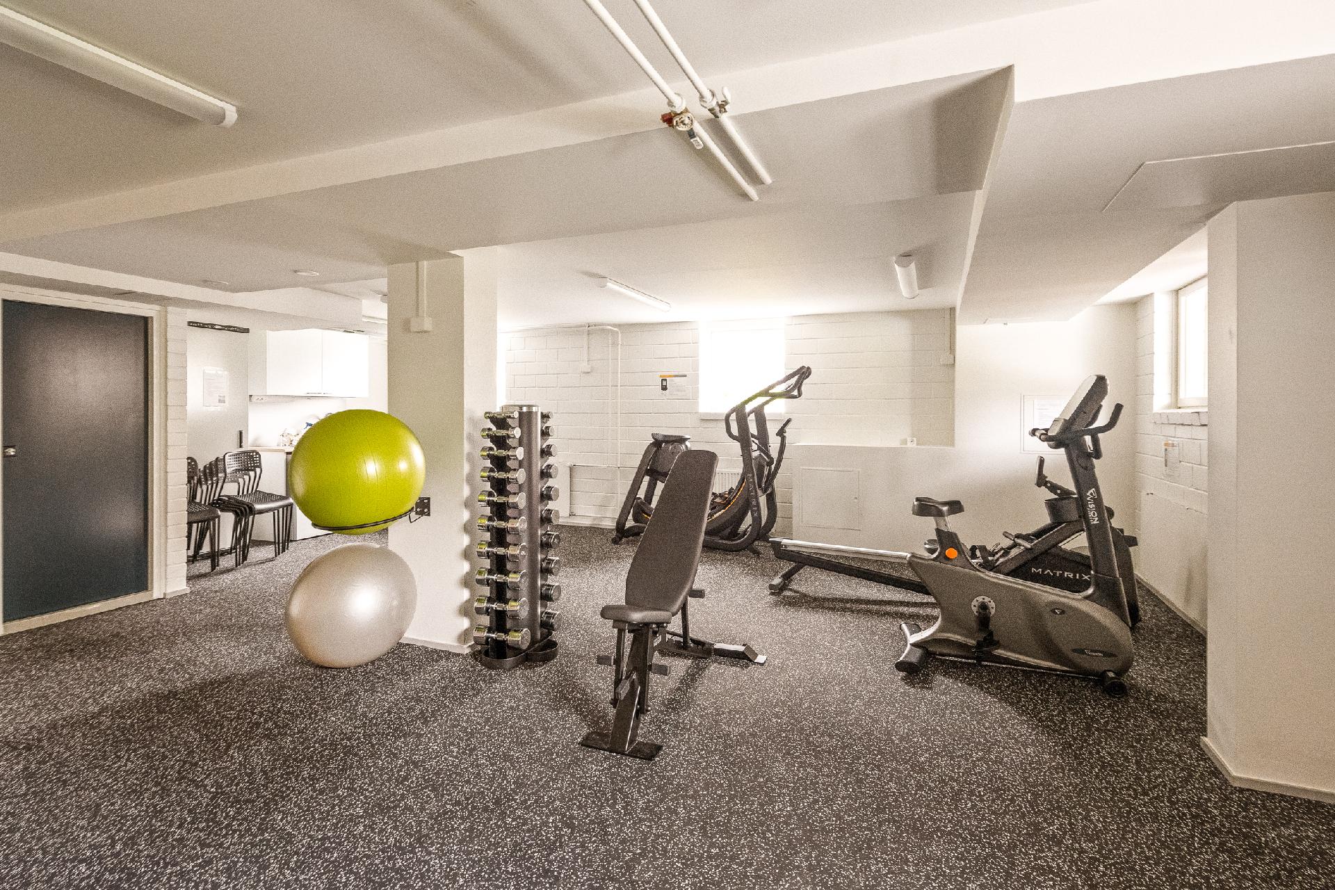 Yhtiön kuntosaliosastoa