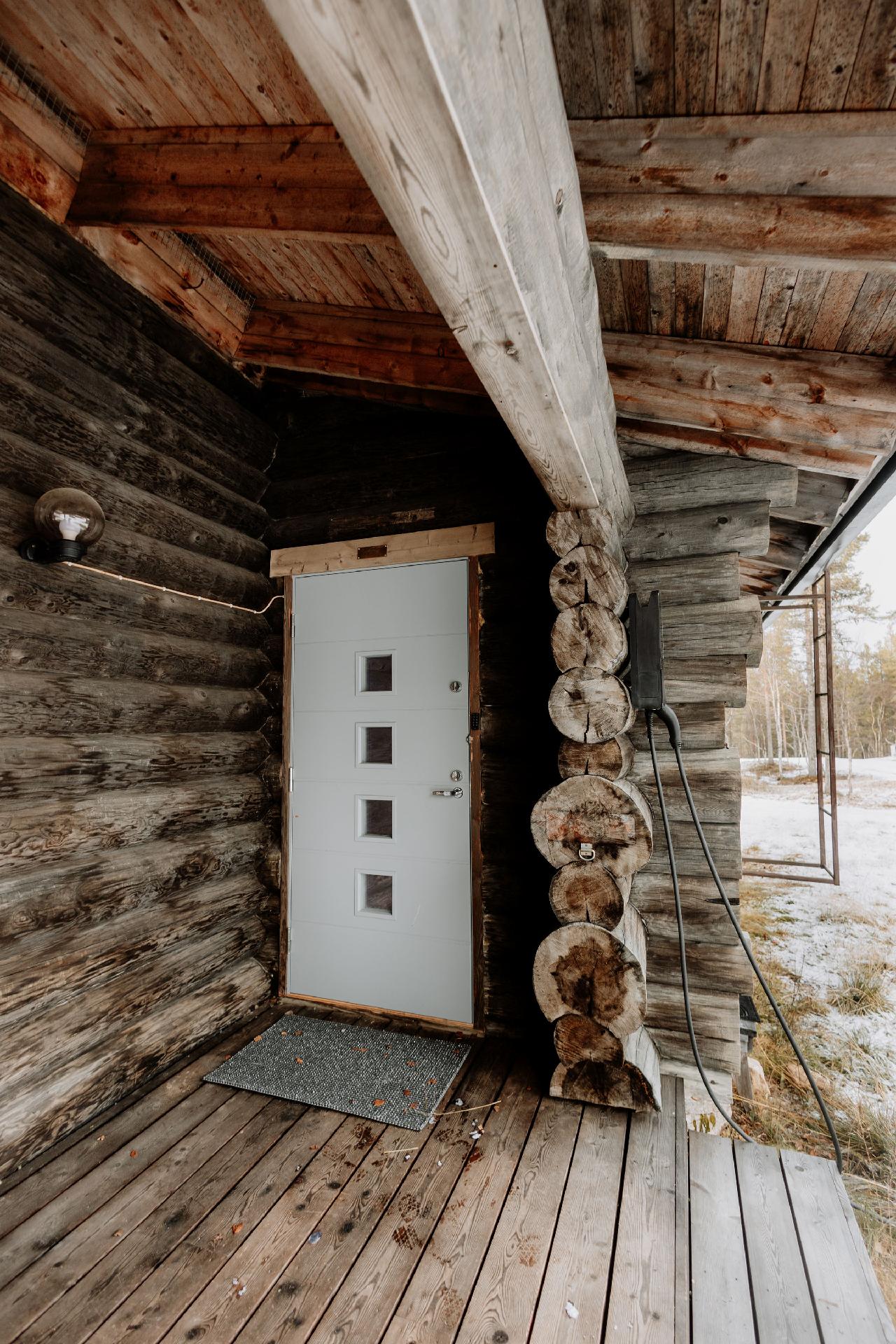 Katettu sisäänkäynti etuterassin puolella.