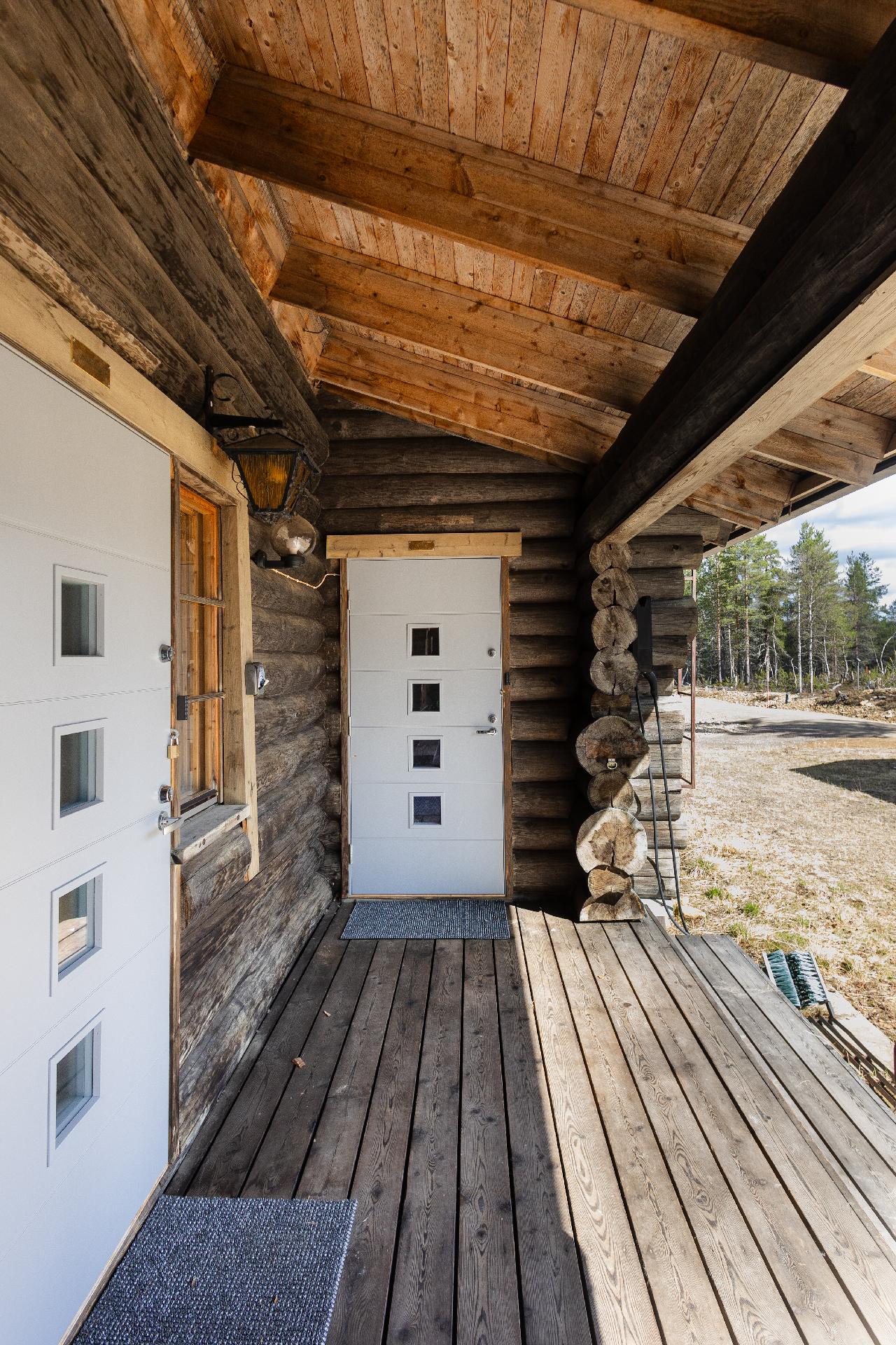 Katettu sisäänkäynti etuterassin puolella