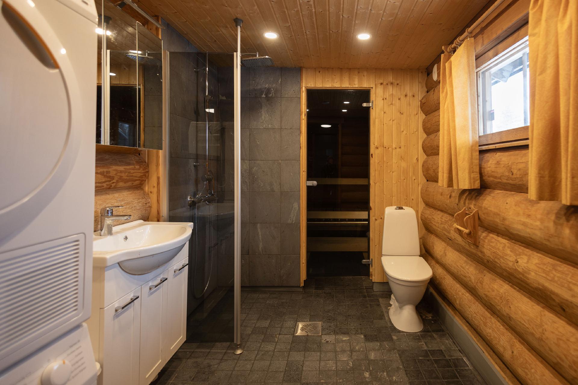 Kylpyhuoneessa vuolukivilaatoitus ja toinen wc