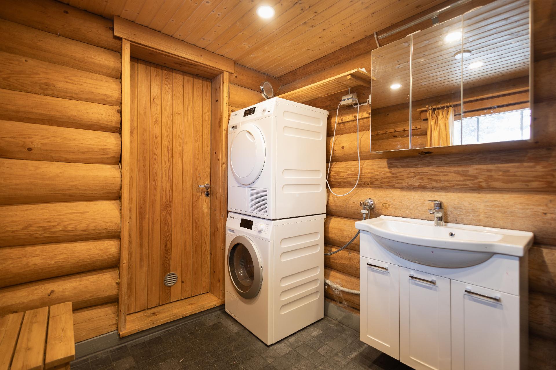 Kylpyhuoneen yhteydessä paikka pyykinpesutornille