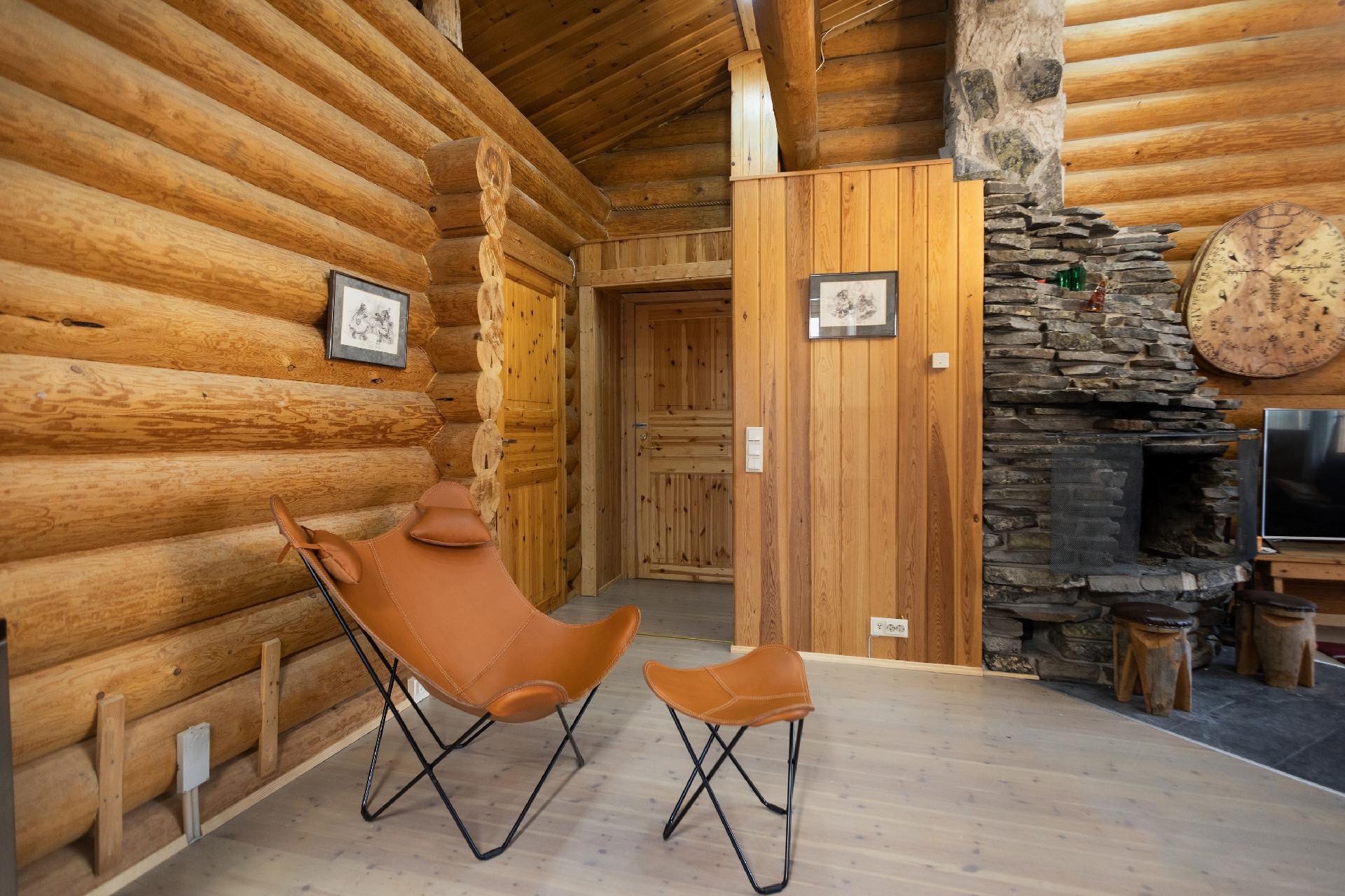 Sisäänkäynnin yhteydestä löytyy erillinen wc ja lukittava tuplaväliovi viereiseen huoneistoon