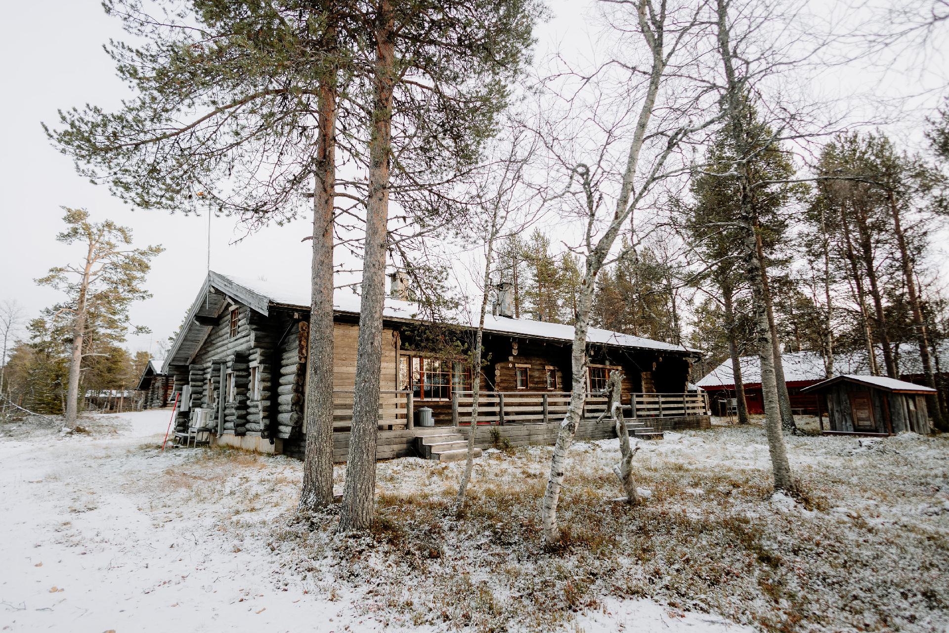 Jykevä pyöröhirsinen paritalo vapaa-ajan asumiseen.