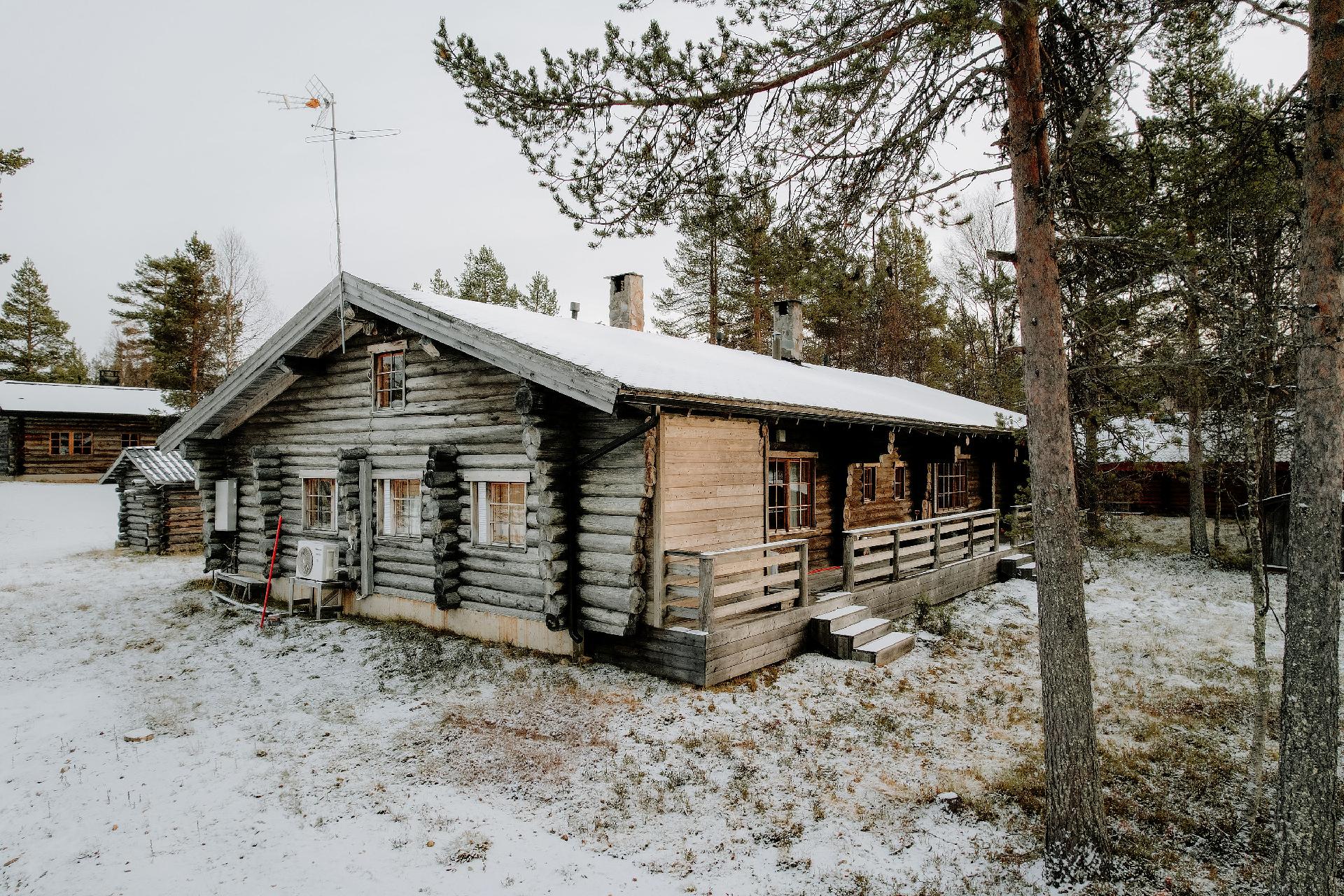 Takapihan puolella terassi ja huoneisto kohtainen varastotila.