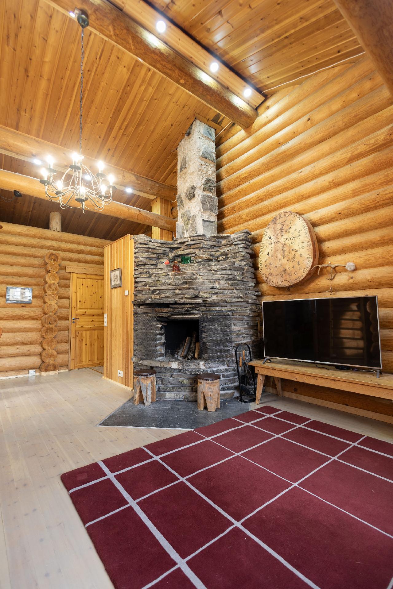 Jykevä kivinen takka tuo lämpöä ja tunnelmaa