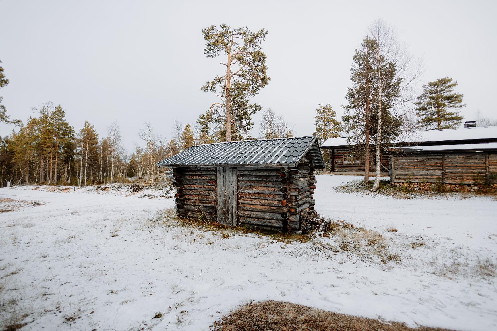 Etupihalla molempien huoneistojen käytössä oleva puuliiteri.