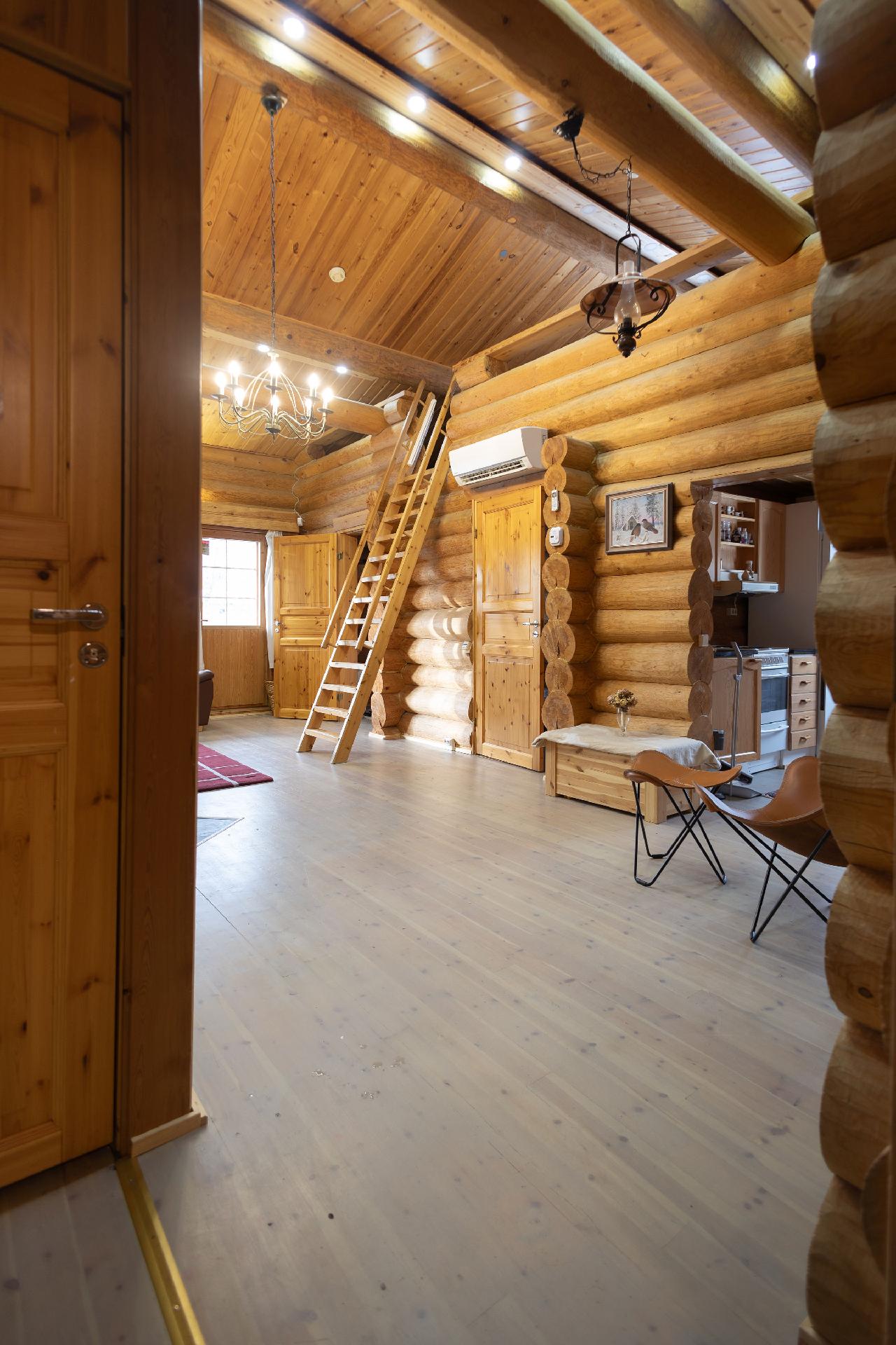 Näkymä eteisestä oleskelutilan suuntaan, alakerrassa kaksi makuuhuonetta ja keittonurkkaus