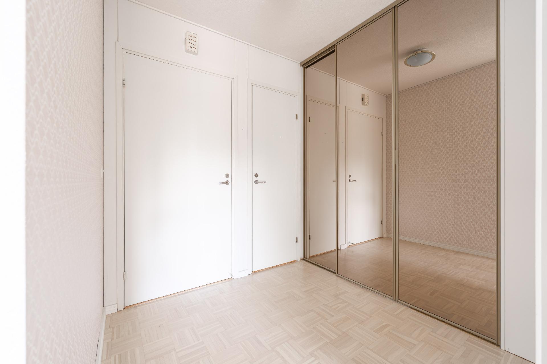 Eteisessä liukuovikaapistot