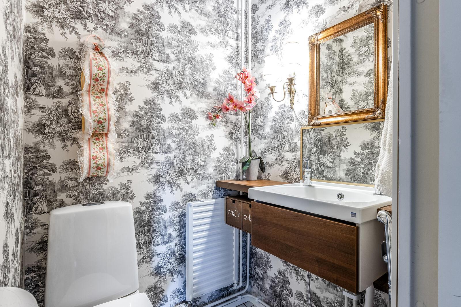 Yläkerrassa erillinen wc