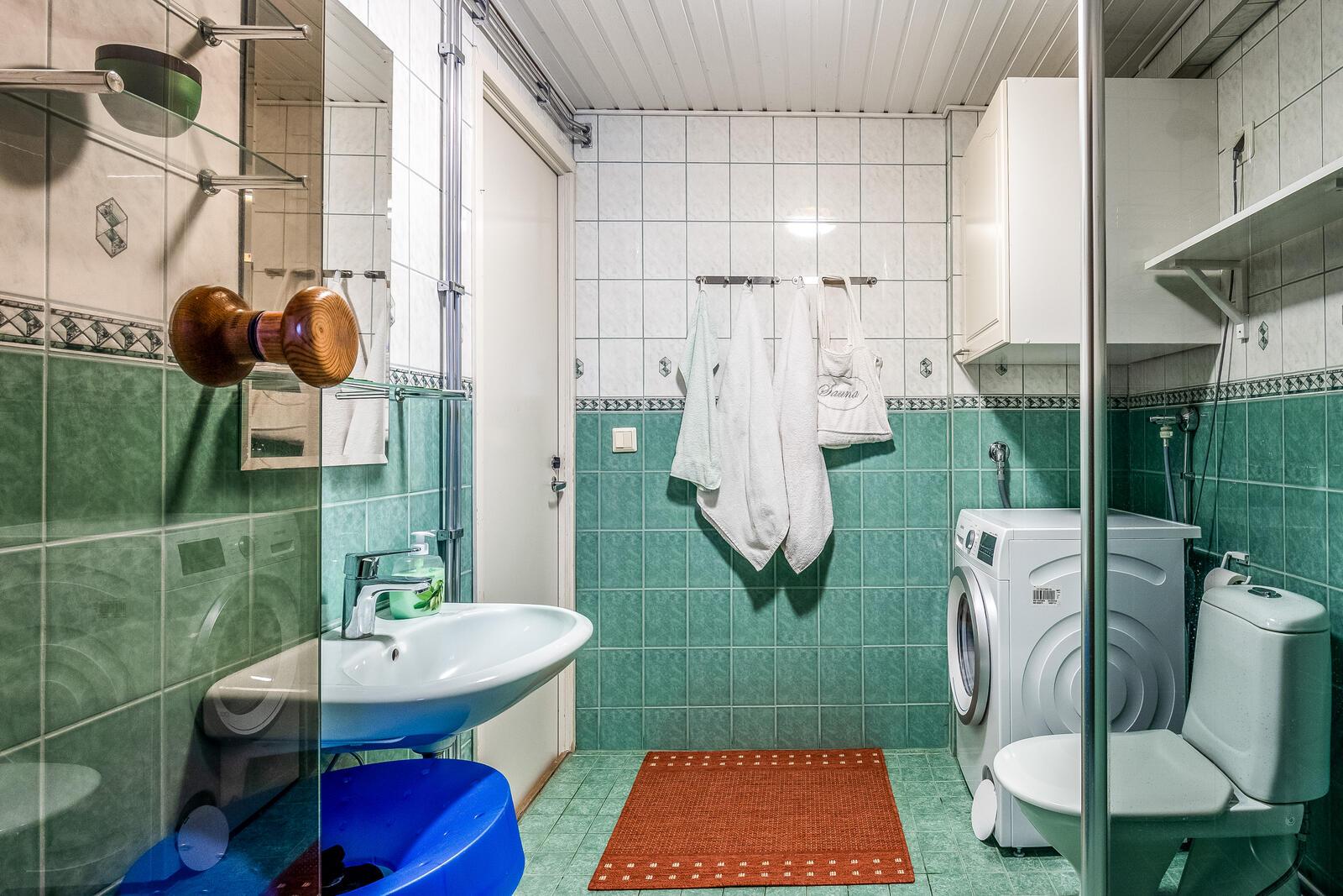 Kylpyhuone ja sauna alakerrassa