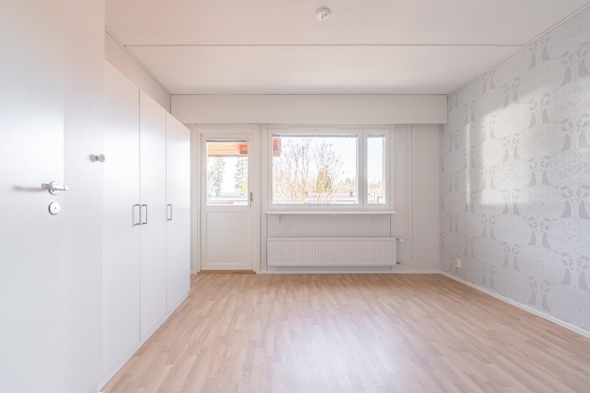 Alakerran makuuhuoneesta käynti terassille