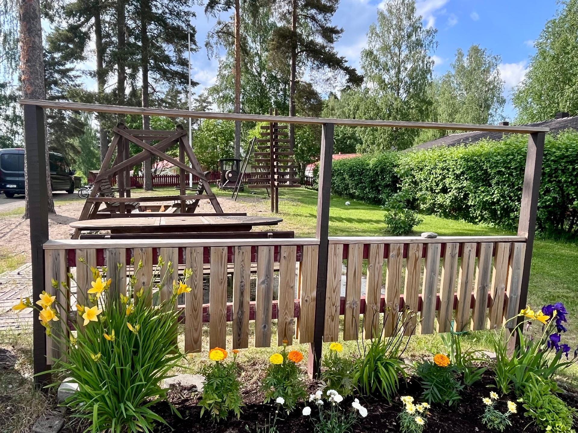 Yhtiön yhteistä piha-aluetta