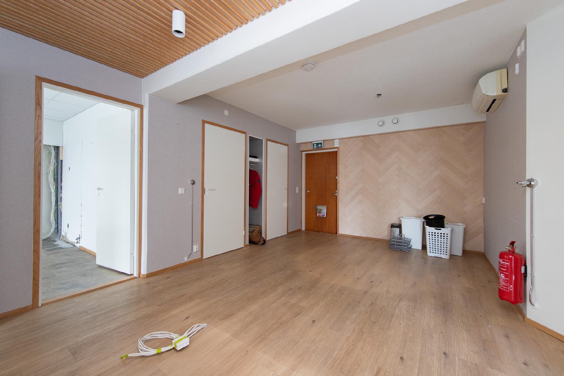 Aulan oikealla puolelle yksi vastaanottohuone ja sosiaaliset tilat