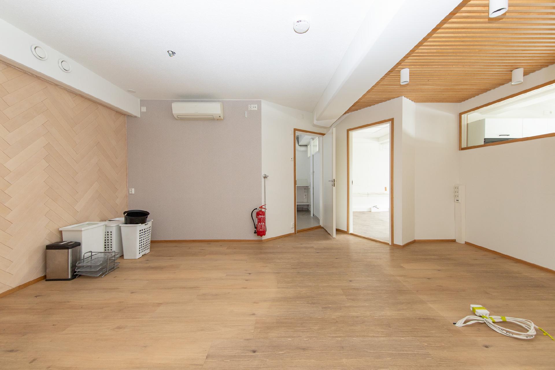 Aulan vasemmalla puolella 2 erillistä vastaanottohuonetta