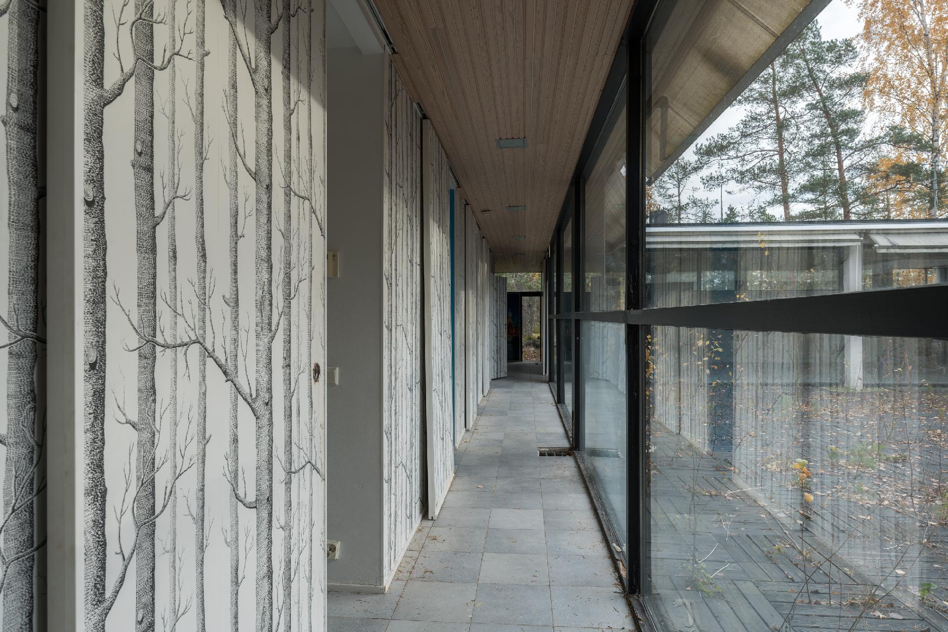 Upeat isot ikkunat kiertävät atriumpihaa