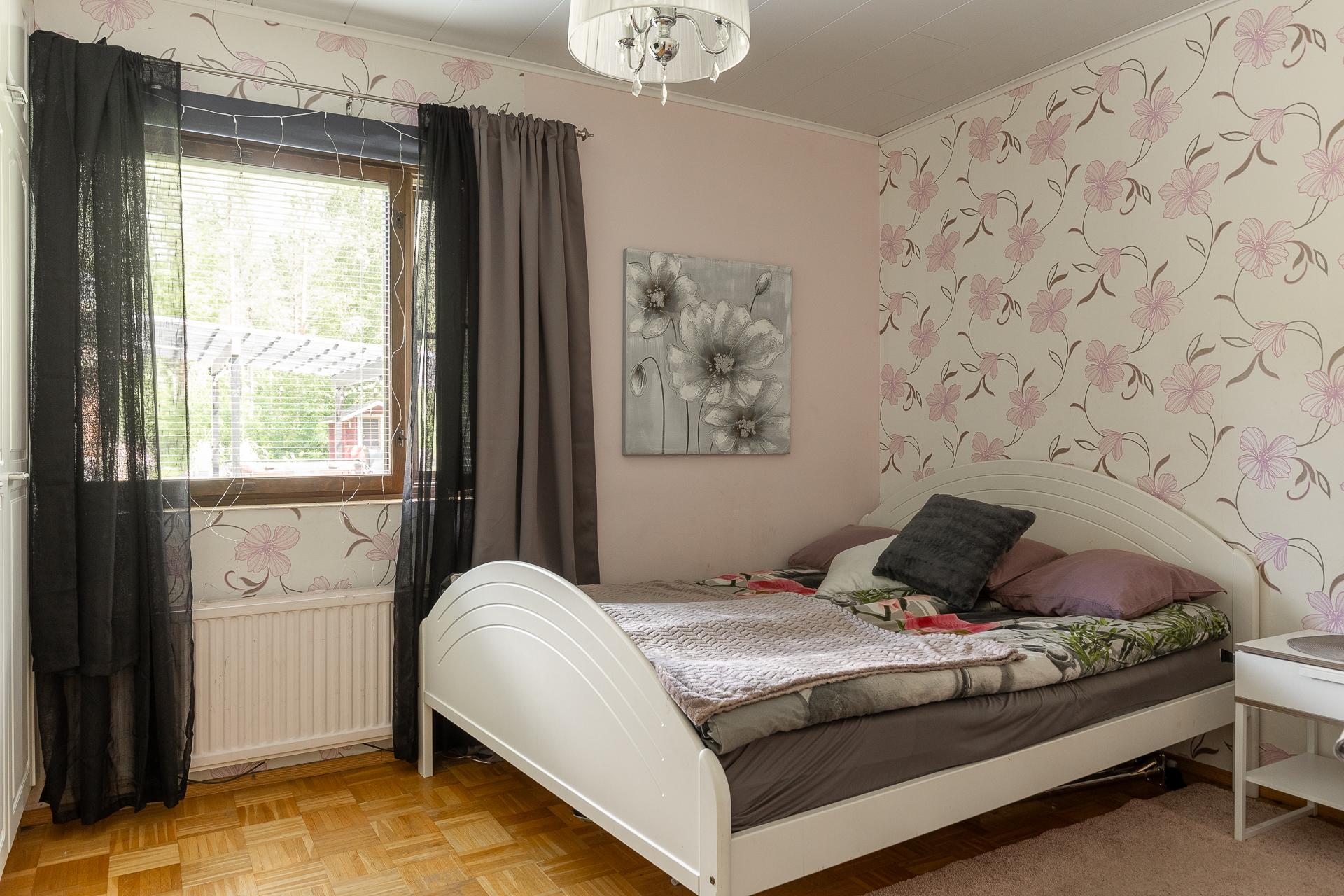 Alakerran makuuhuone 1