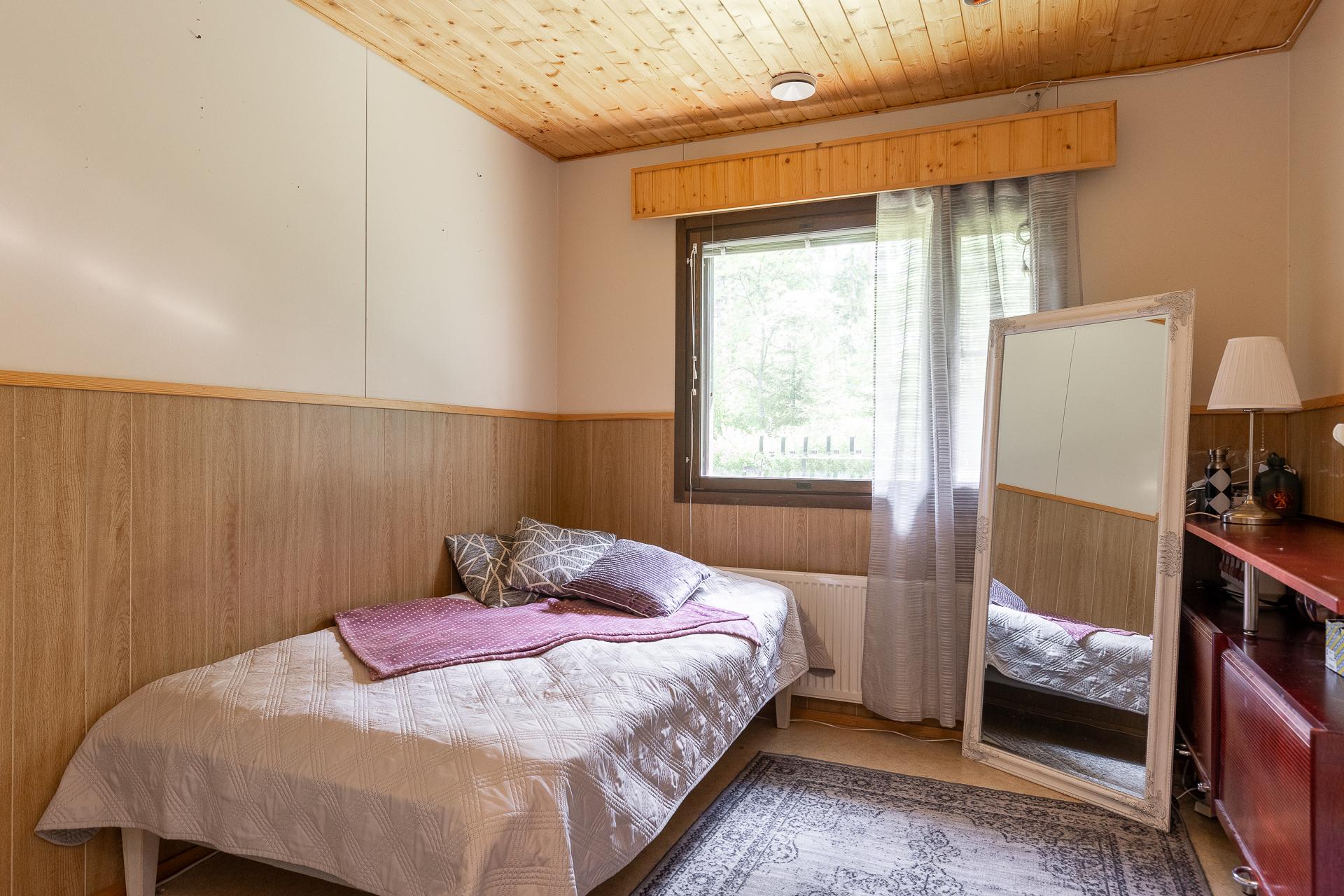 Makuuhuone alakerta 4