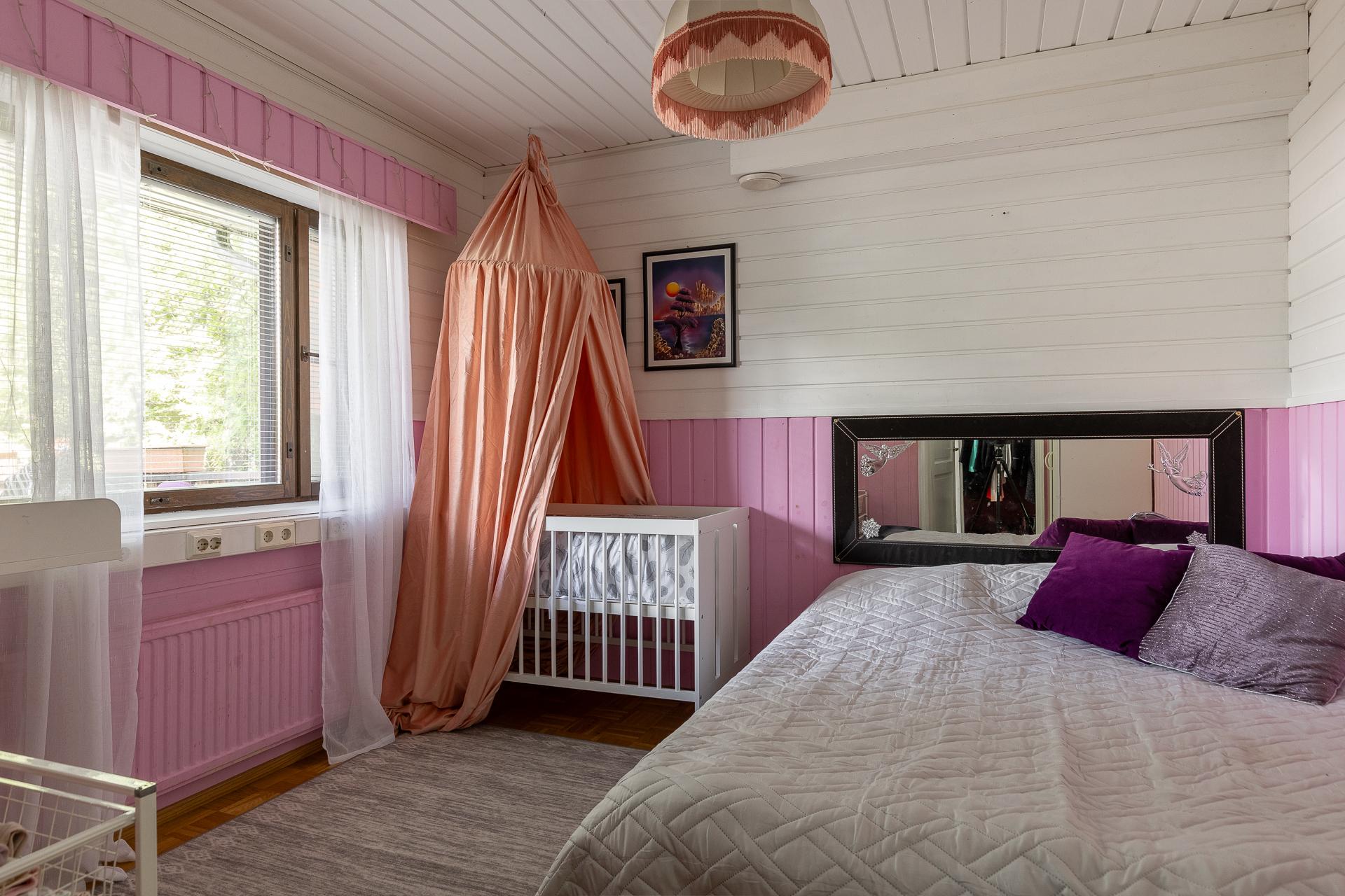 Alakerran makuuhuone 3