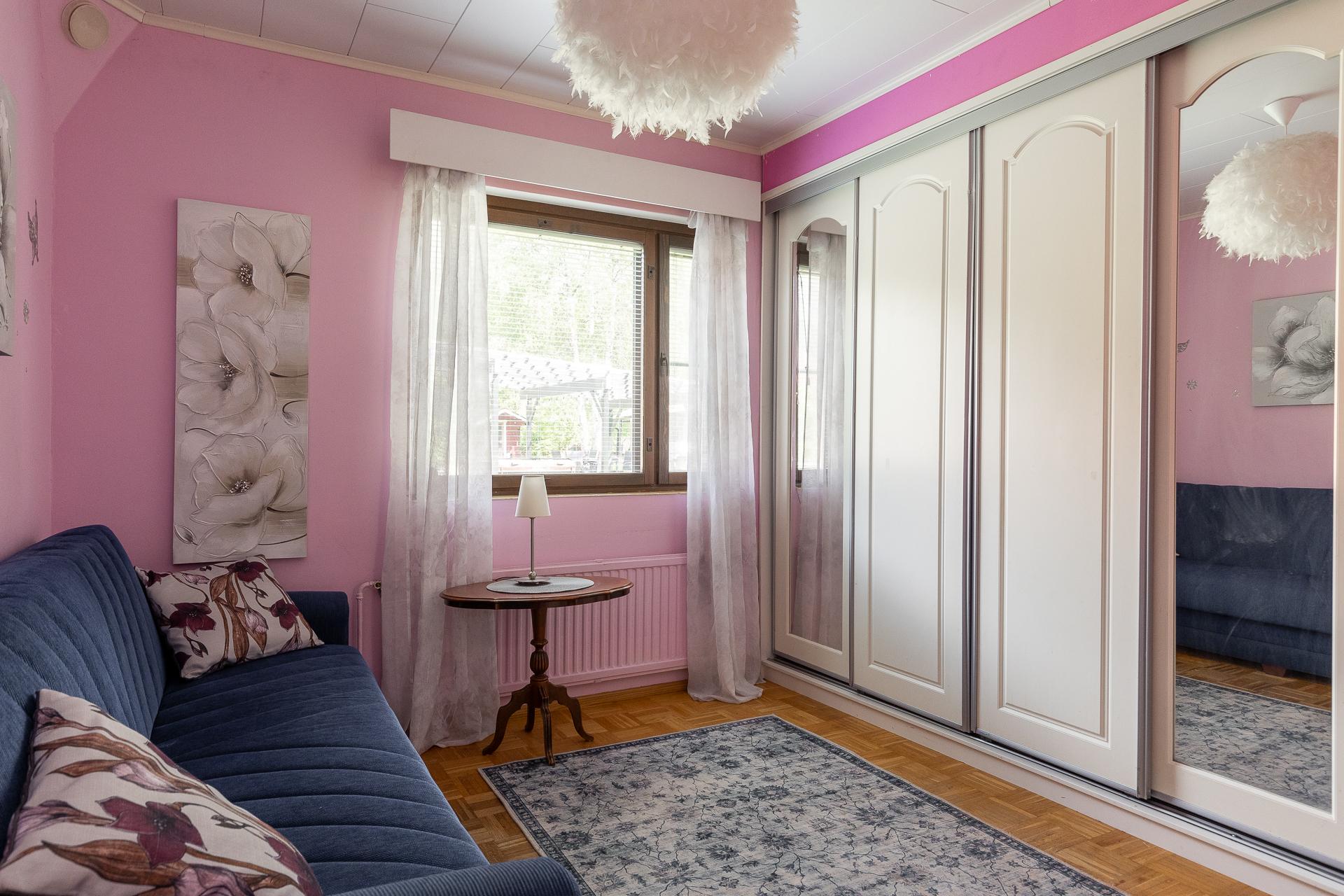 Alakerran makuuhuone 2