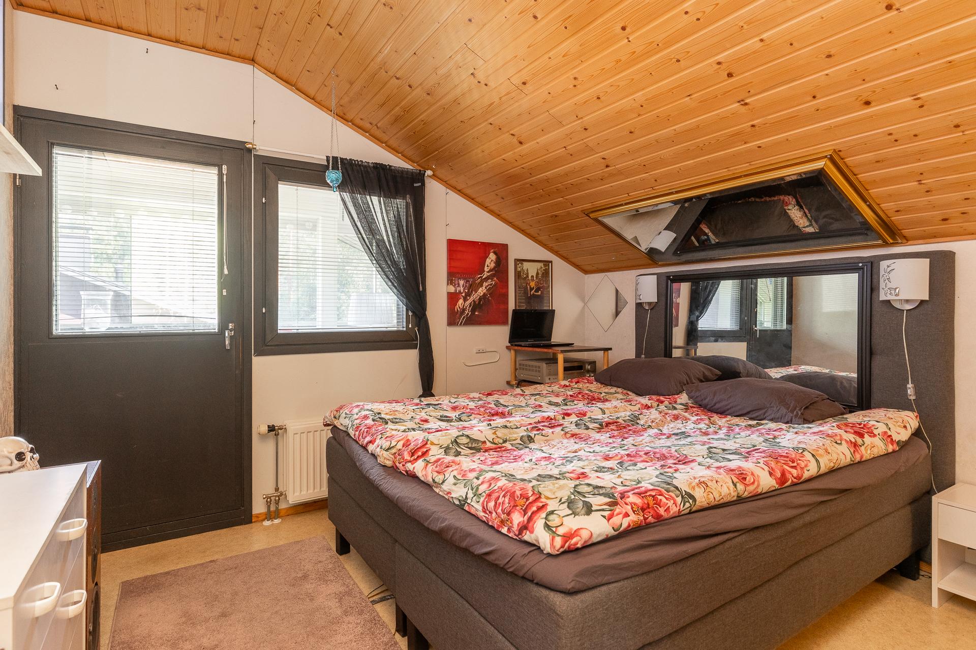 Yläkerran makuuhuone 2