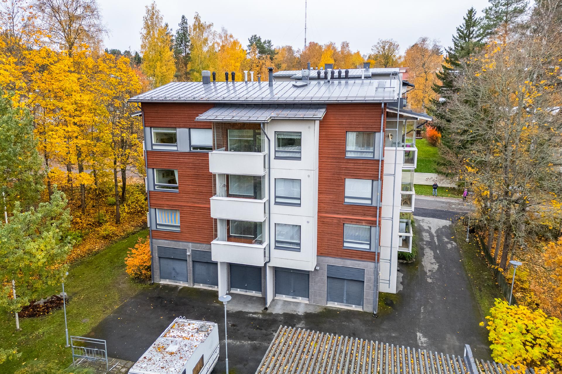 Taloyhtiön julkisivu takapihalta