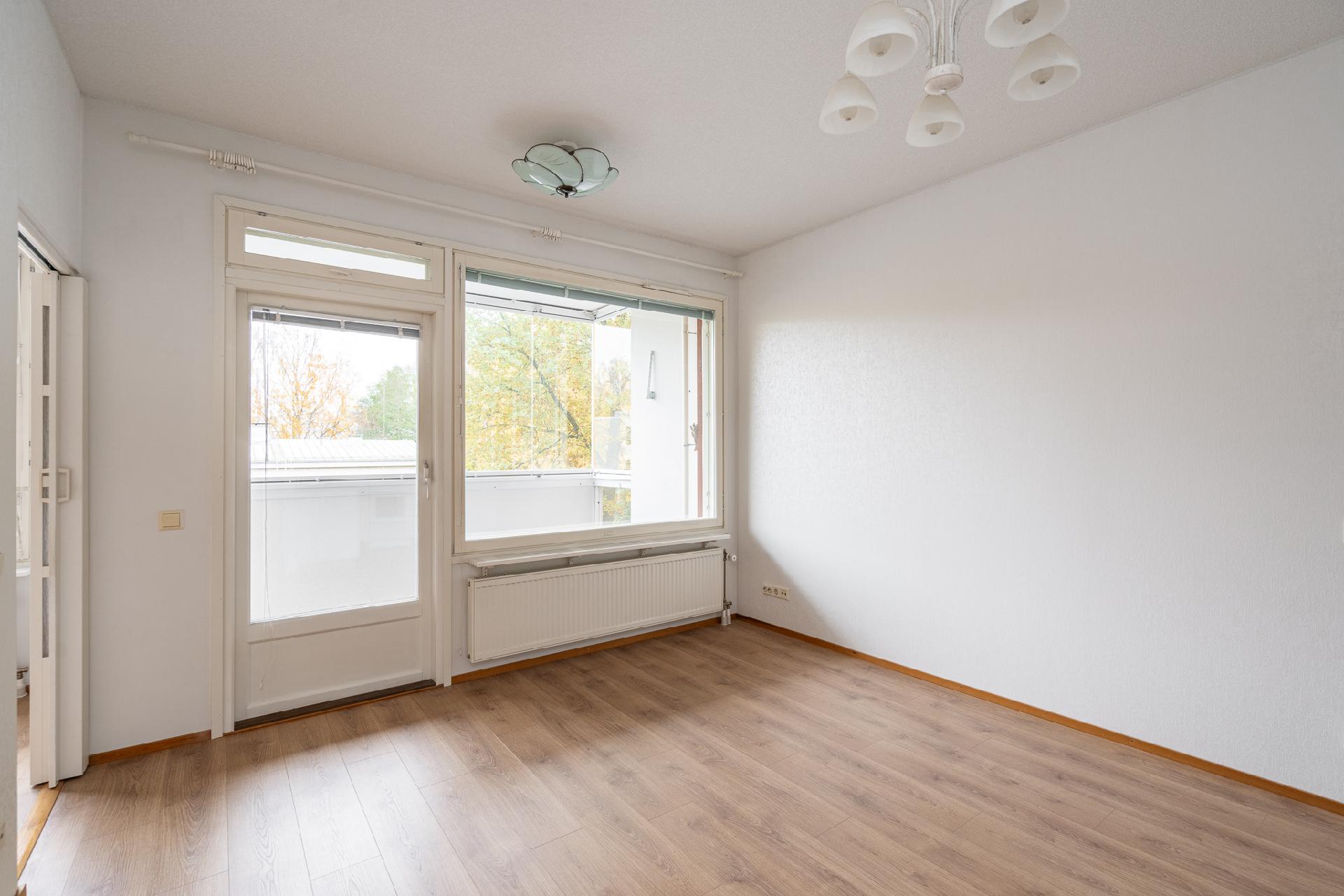 Olohuoneesta kulku lasitetulle parvekkeelle