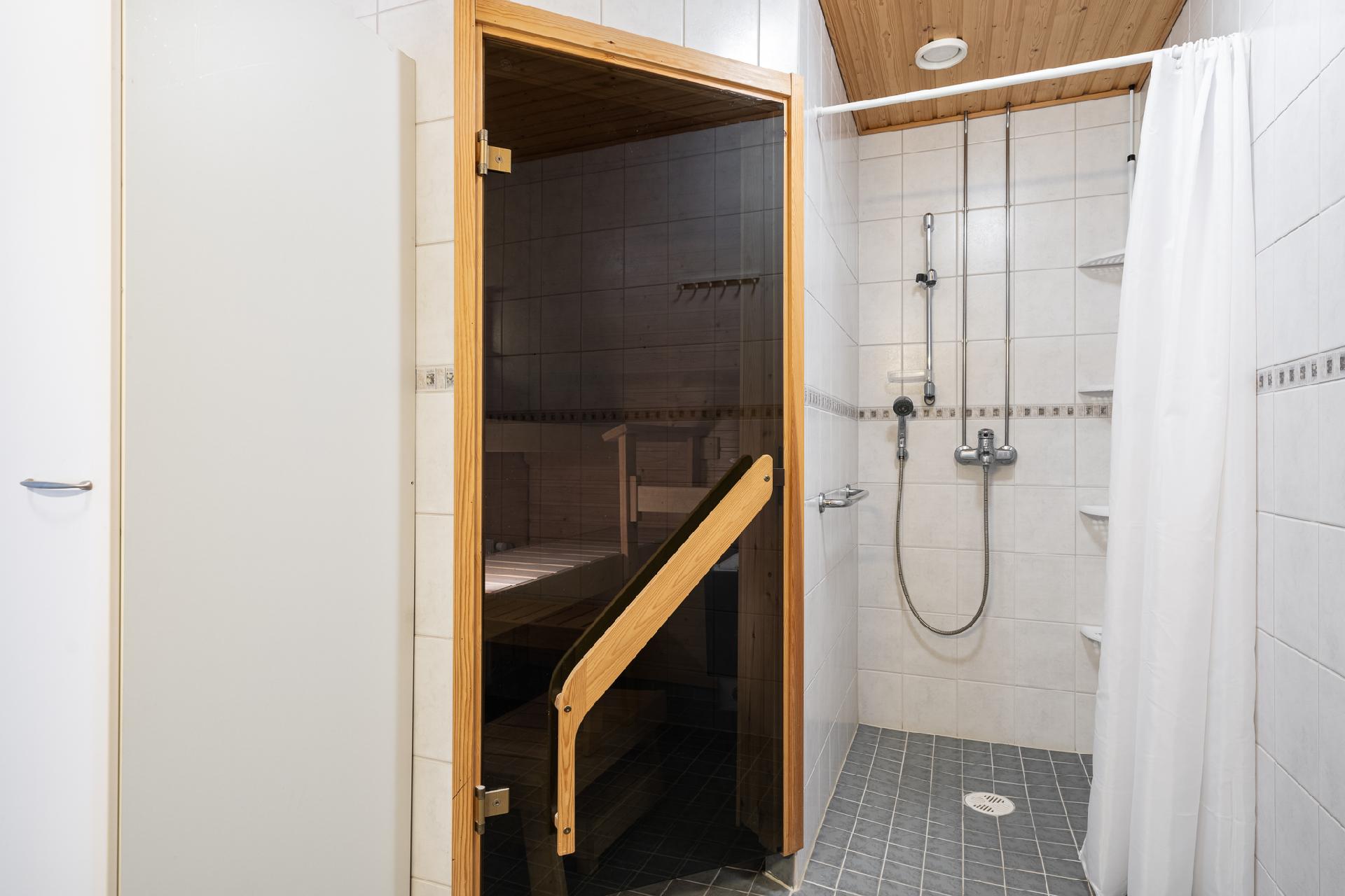 Suihku ja ovi saunaan