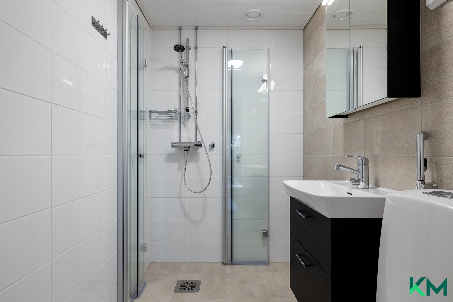 Kylpyhuone on linjasaneerauksen yhteydessä uusittu.