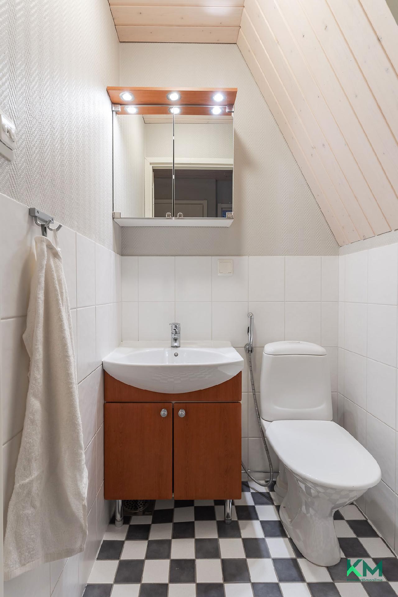 Alakerran erillis-WC