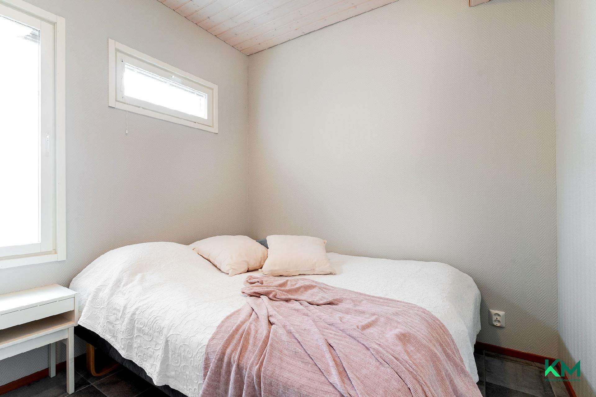 Alakerran makuuhuone