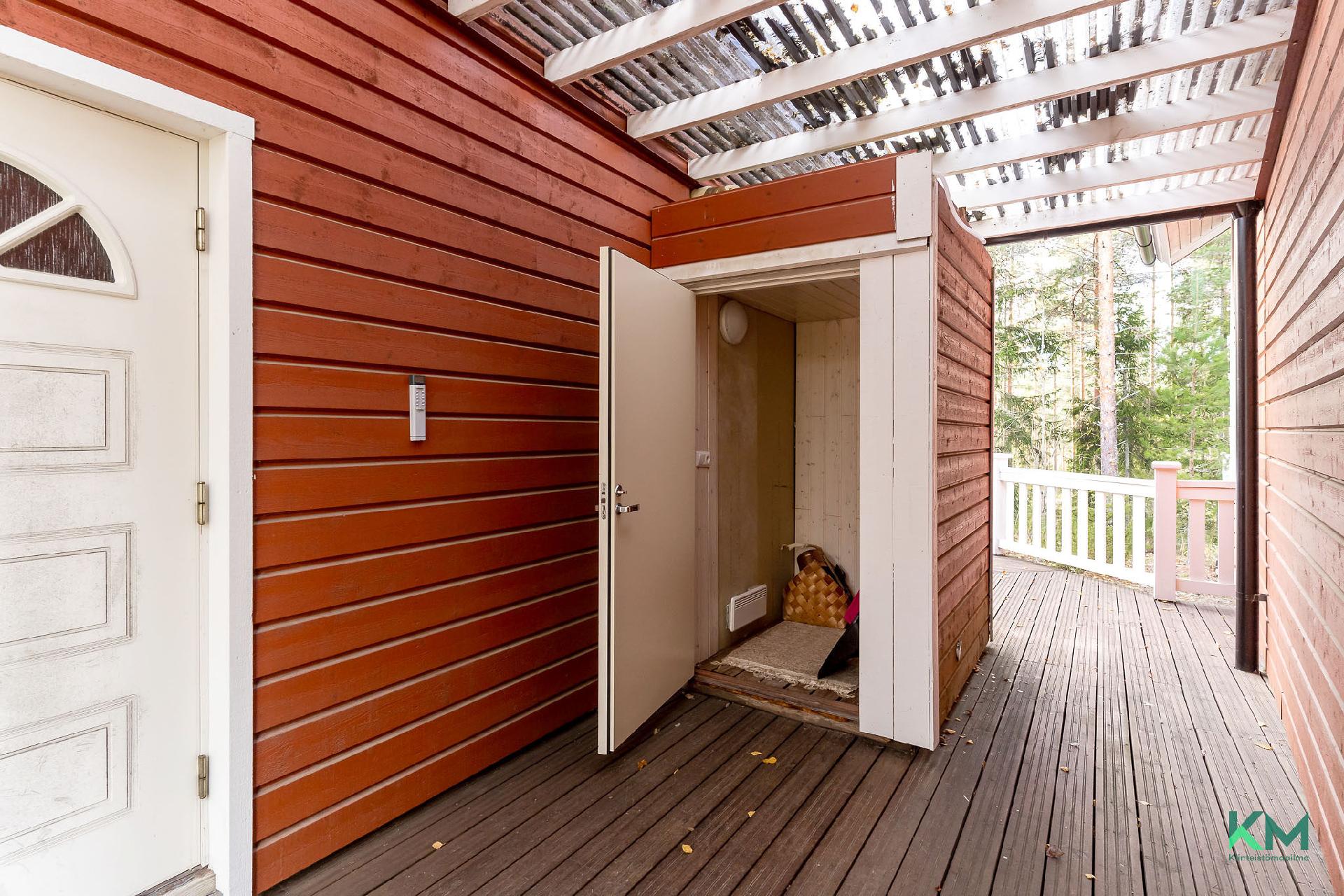 Lämmin ulkovarasto, heti ulko-oven vieressä