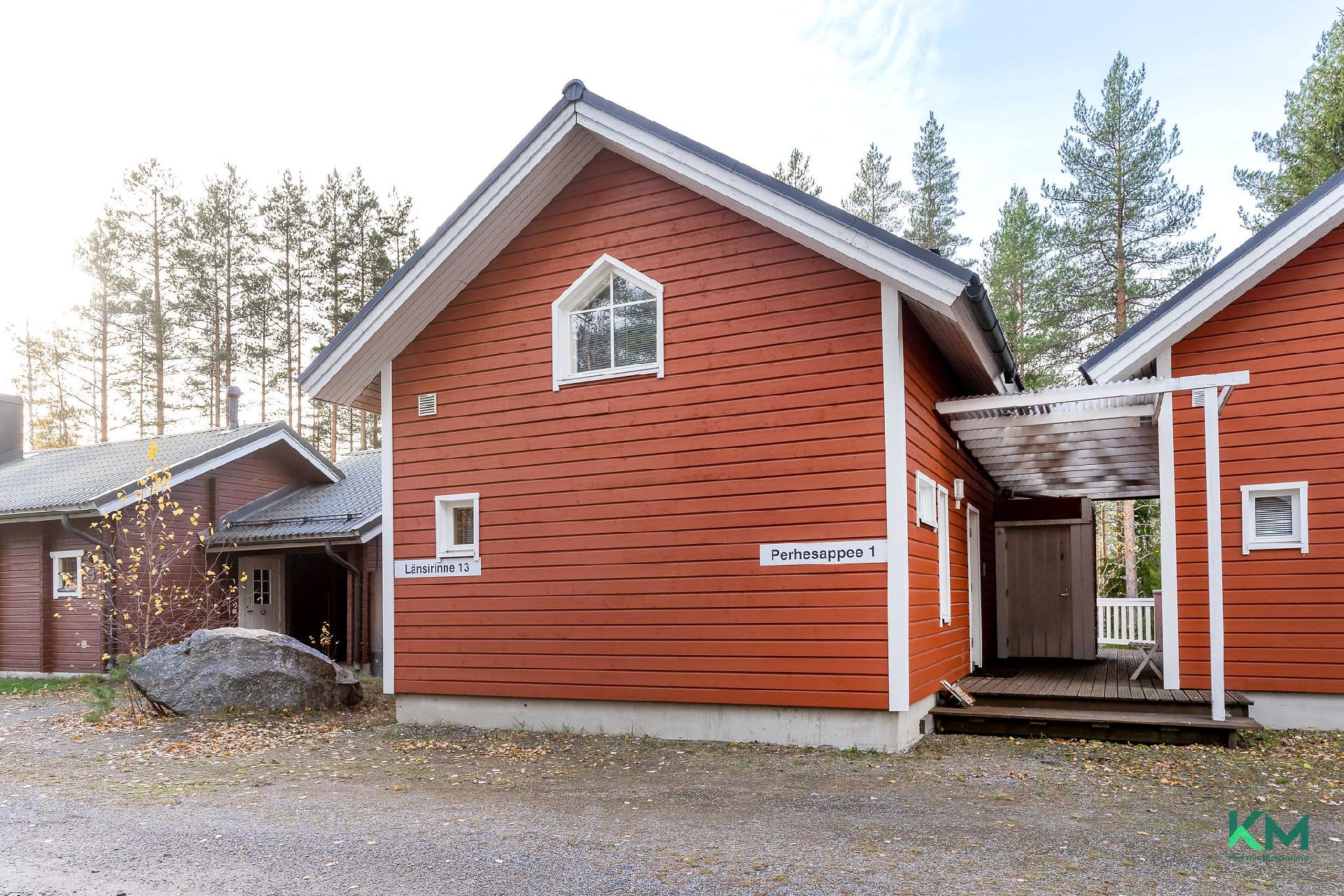 Toinen autopaikka suoraan mökin edessä