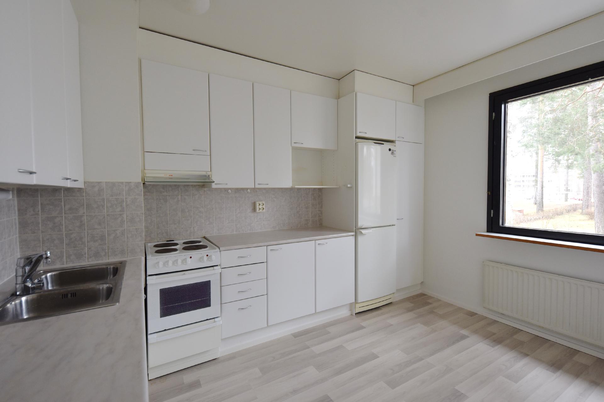 Keittiössä reilusti säilytys- ja työpöytätilaa