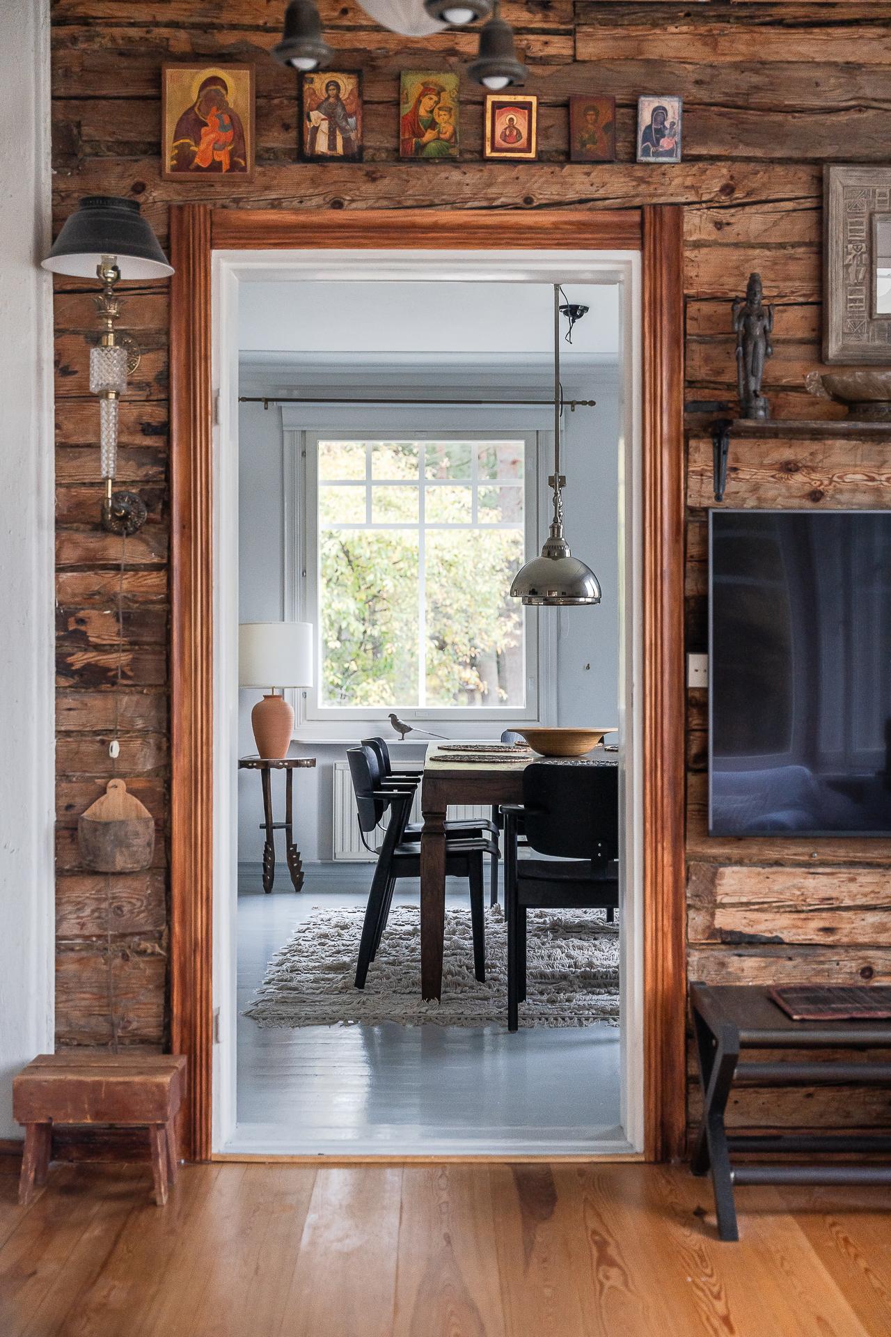 Olohuoneen hirsiseinä