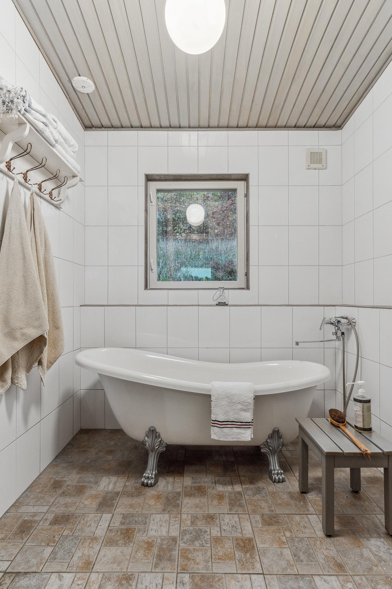 Pesuhuoneessa suihkun lisäksi amme