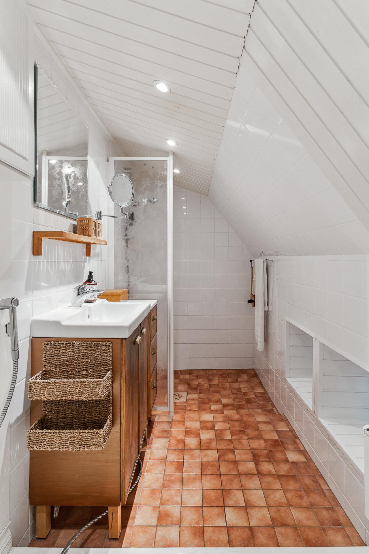 Yläkerran kylpyhuone