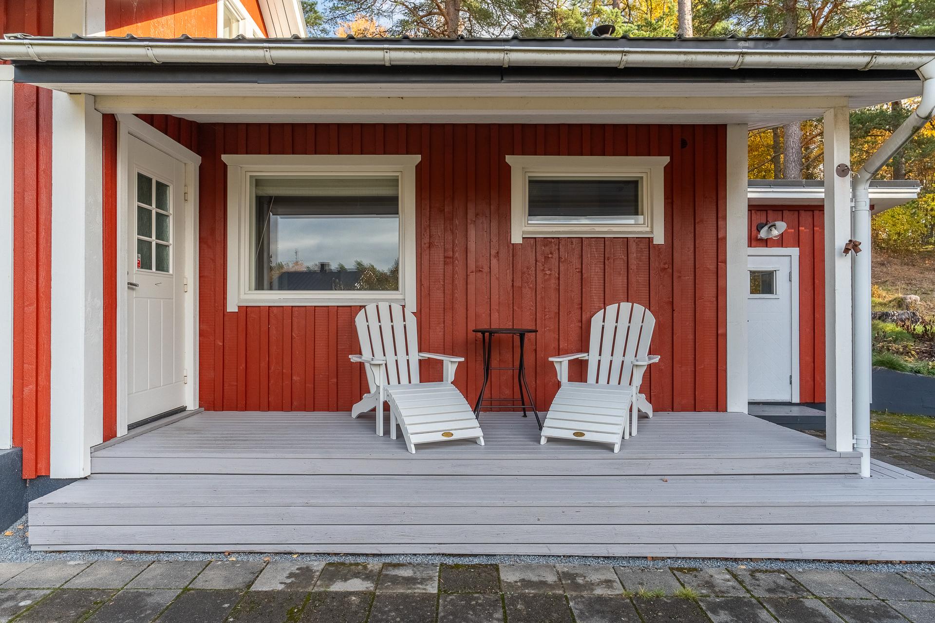 Piharakennuksen terassi