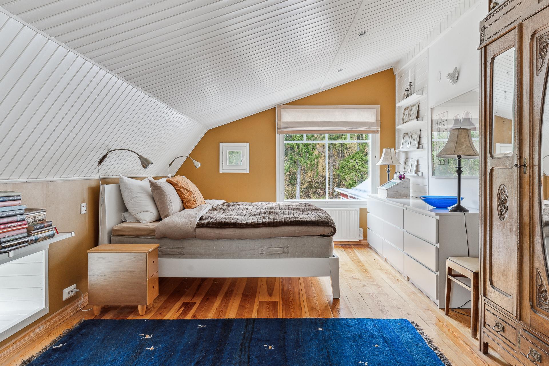 Yläkerran suuri makuuhuone