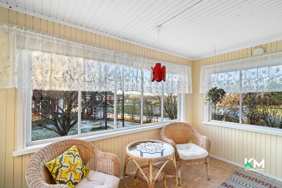 Lentokentäntie 440, Påras, Kruunupyy