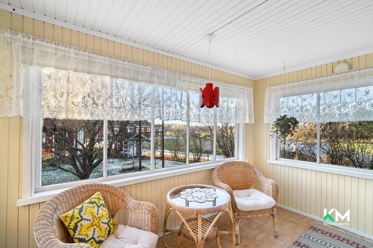 Lentokentäntie 440, Påras, Kruunupyy