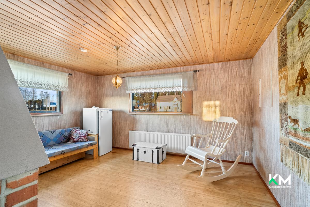 Lentokentäntie 440, Påras, Kruunupyy