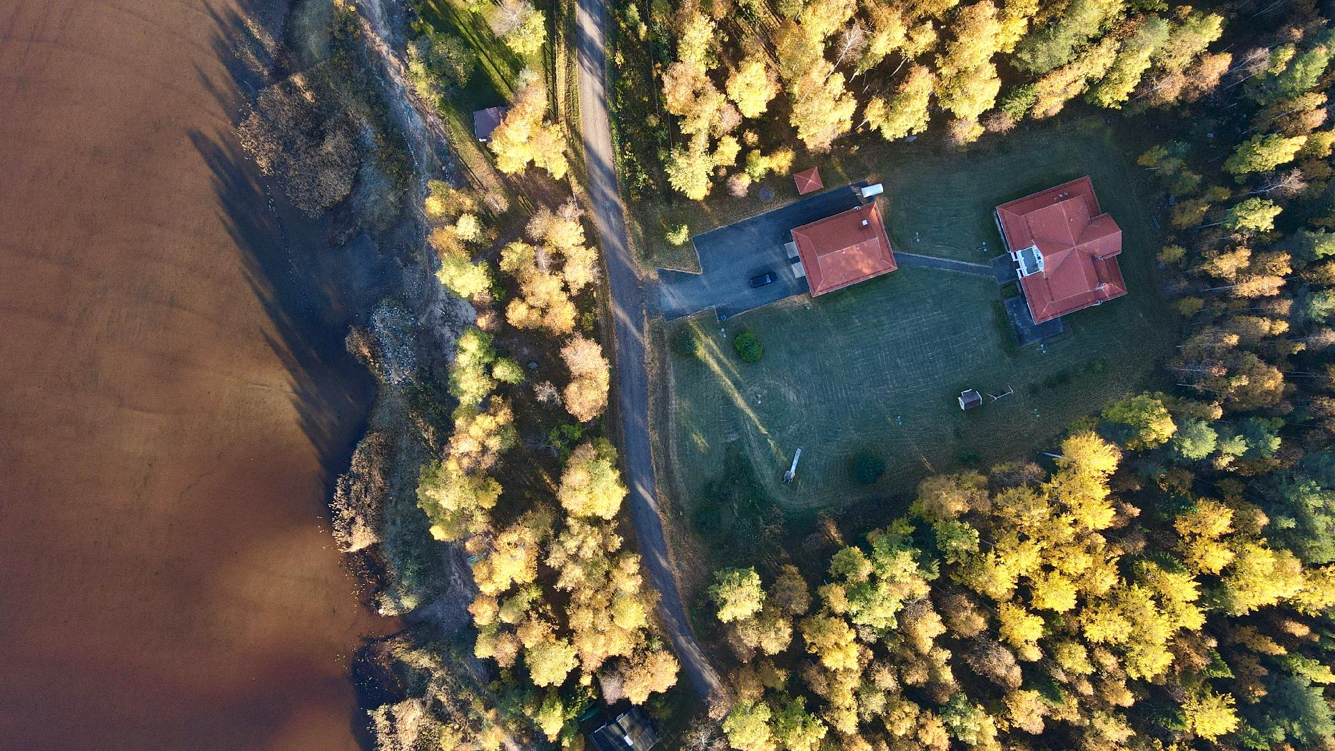Ilmakuva ja ranta syksyn kajossa
