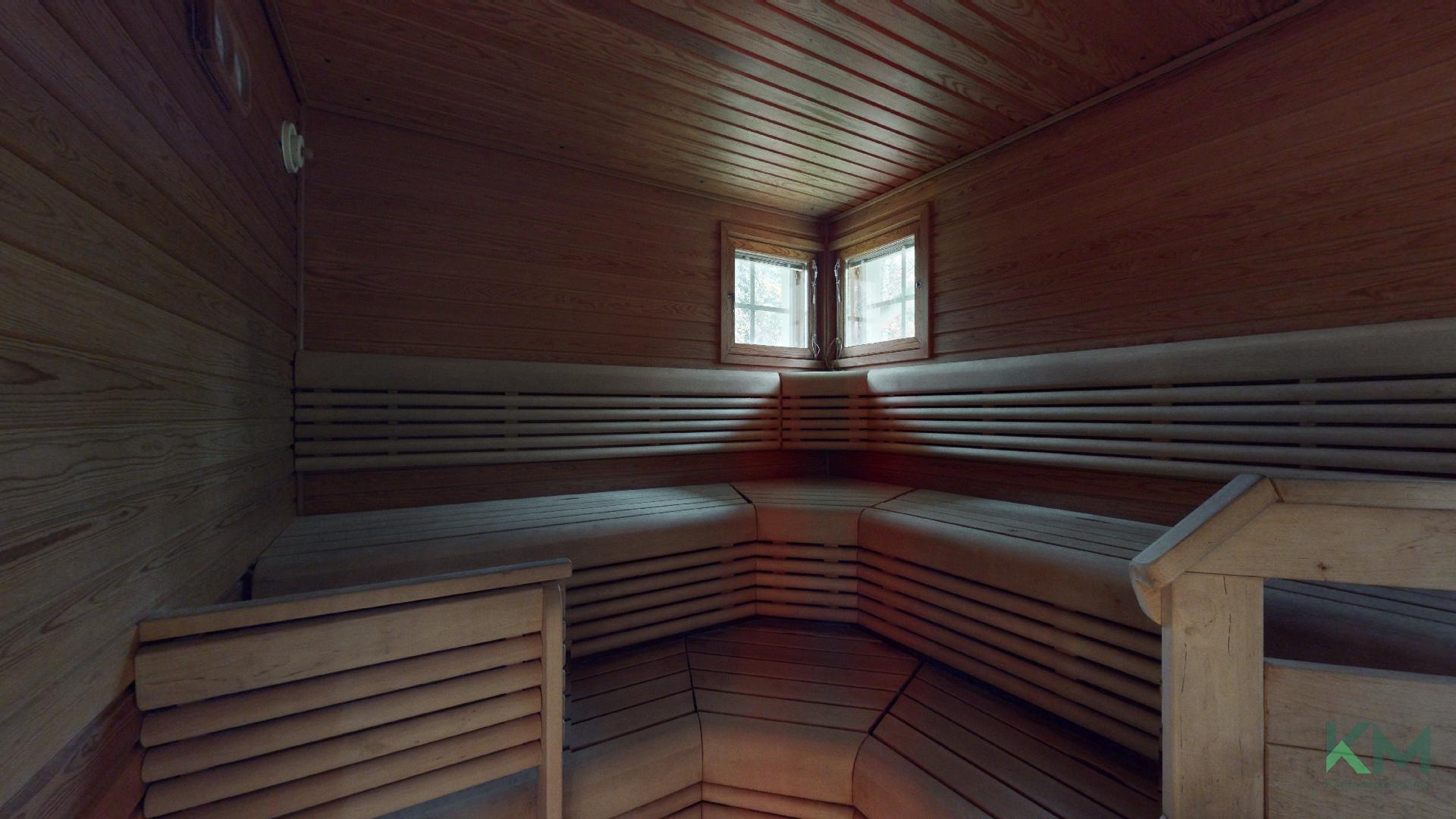 Tilavassa saunassa muotolauteet