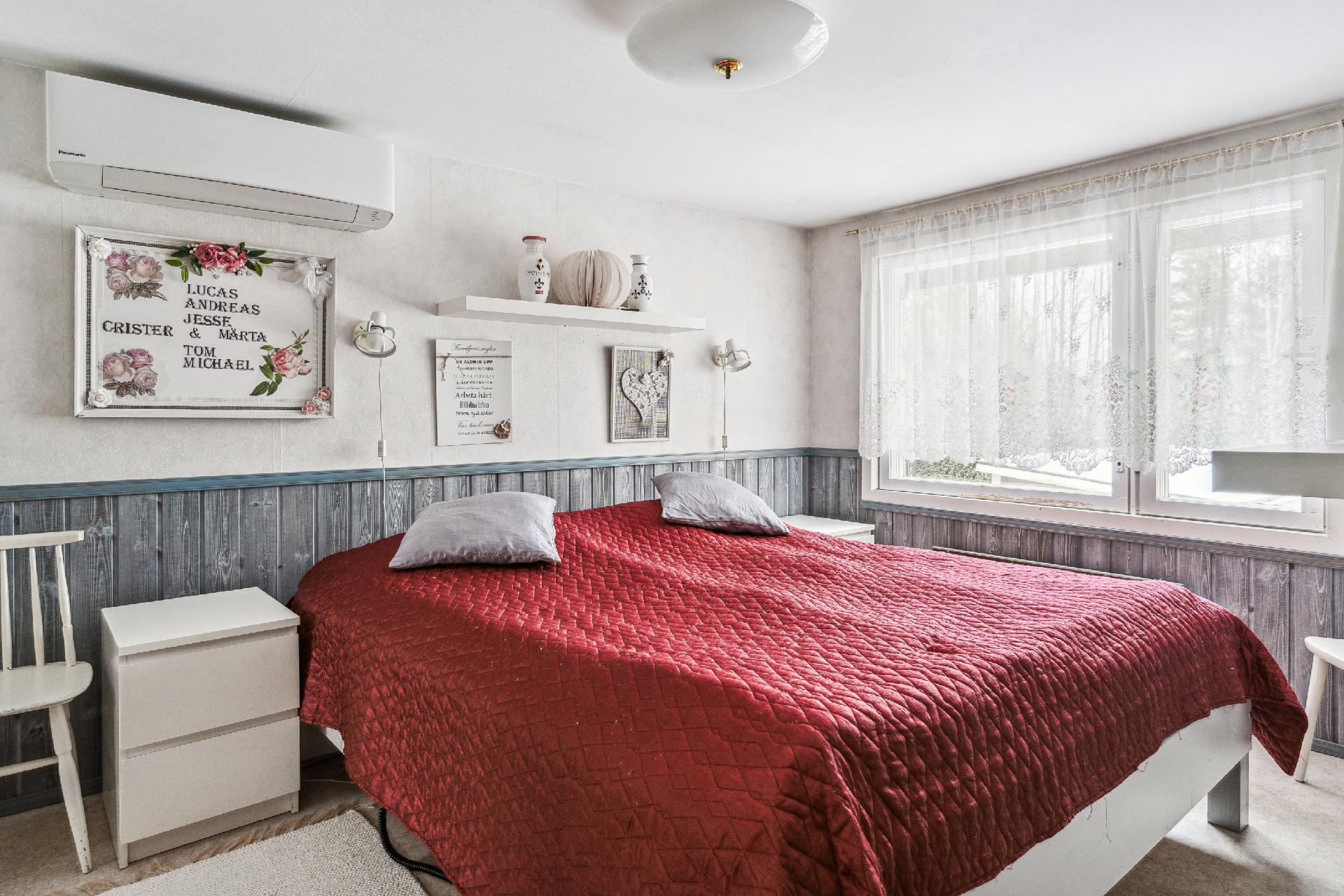 Alakerran makuuhuone