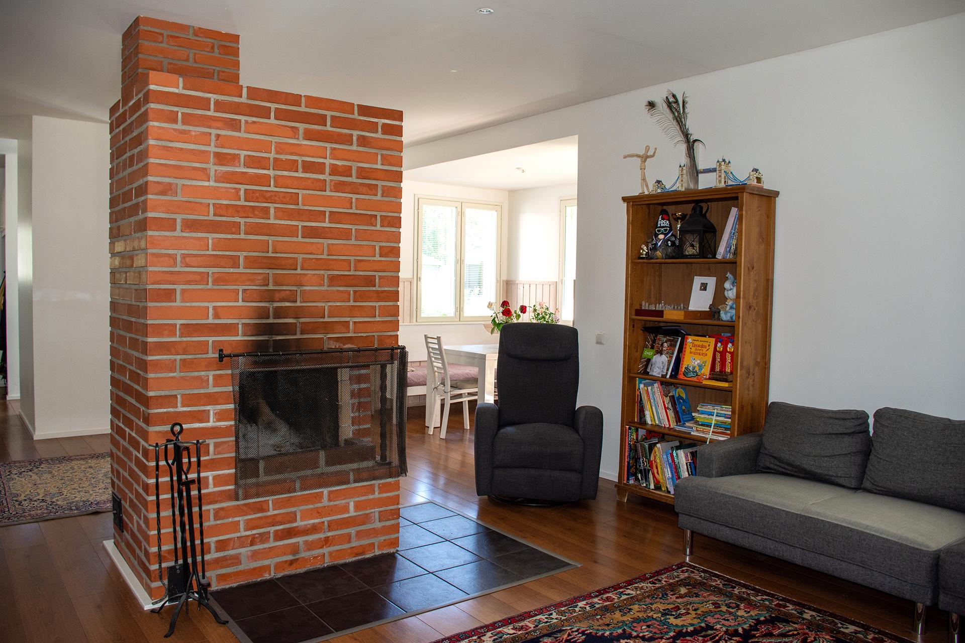 Takan takana näkyy ruokailutila.